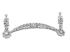 Spilla con motivo a festoni botanici e diamanti, rifinita con milgrain, in oro bianco 14 carati