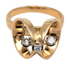Anello con diamanti per un totale di 0,17 carati, design articolato a profilo alto e montatura a filo aperto, in oro giallo 14 carati