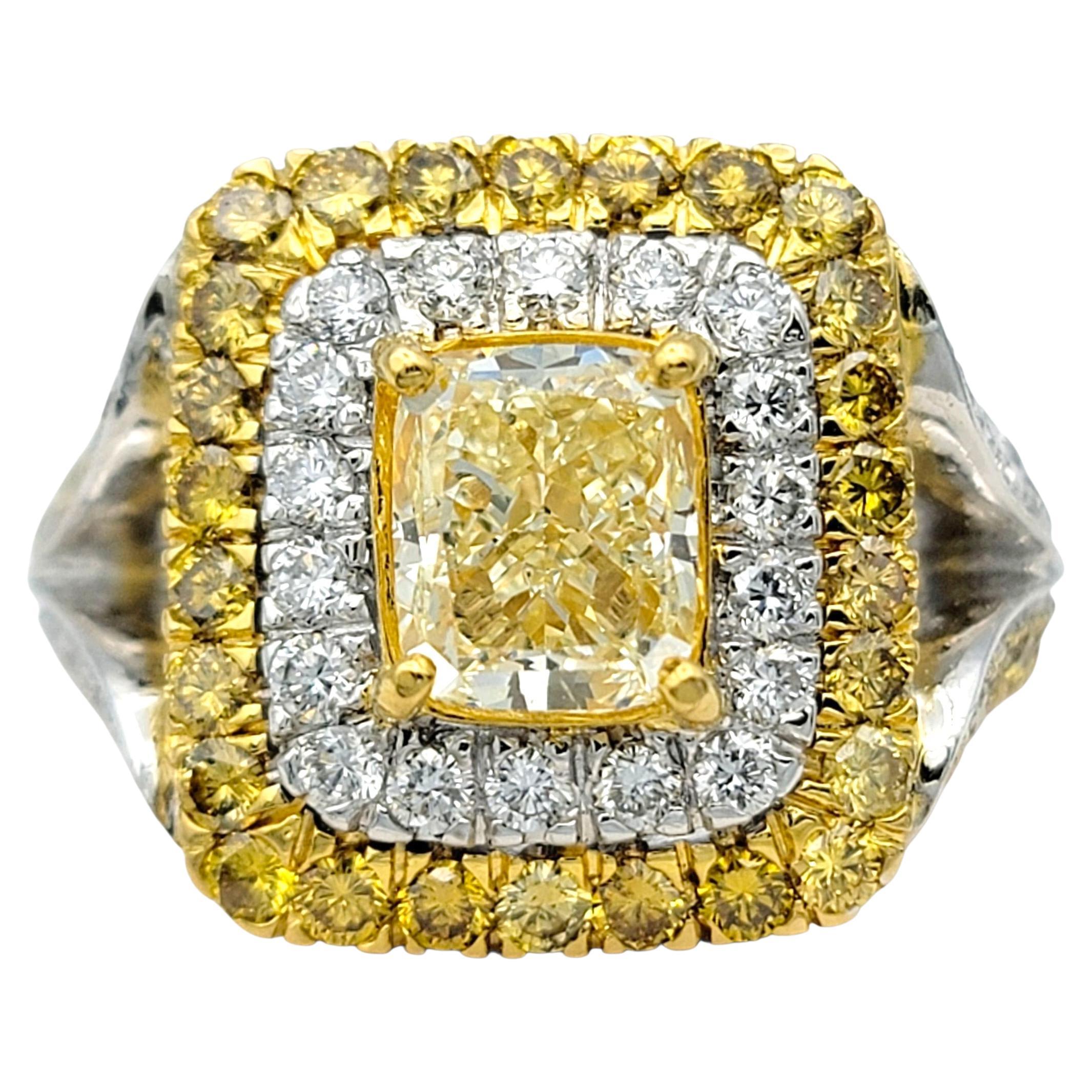 Bague cocktail en or 18 carats avec double halo de diamants jaunes et blancs taille coussin en vente