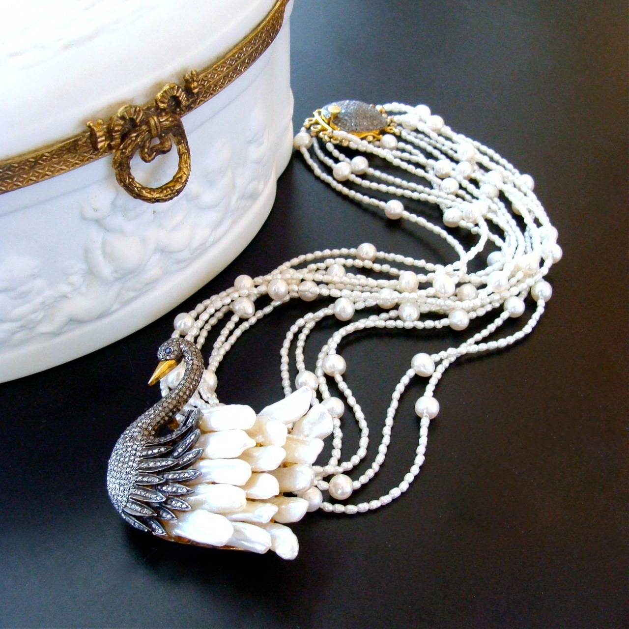 Mehrere Stränge aus winzigen Süßwasserperlen wurden mit größeren runden Perlen zu dieser zarten Torsade-Halskette zusammengefügt.  Der offensichtliche Blickpunkt ist der glitzernde, mit Diamanten besetzte Schwan, der mit länglichen Biwa-Perlen