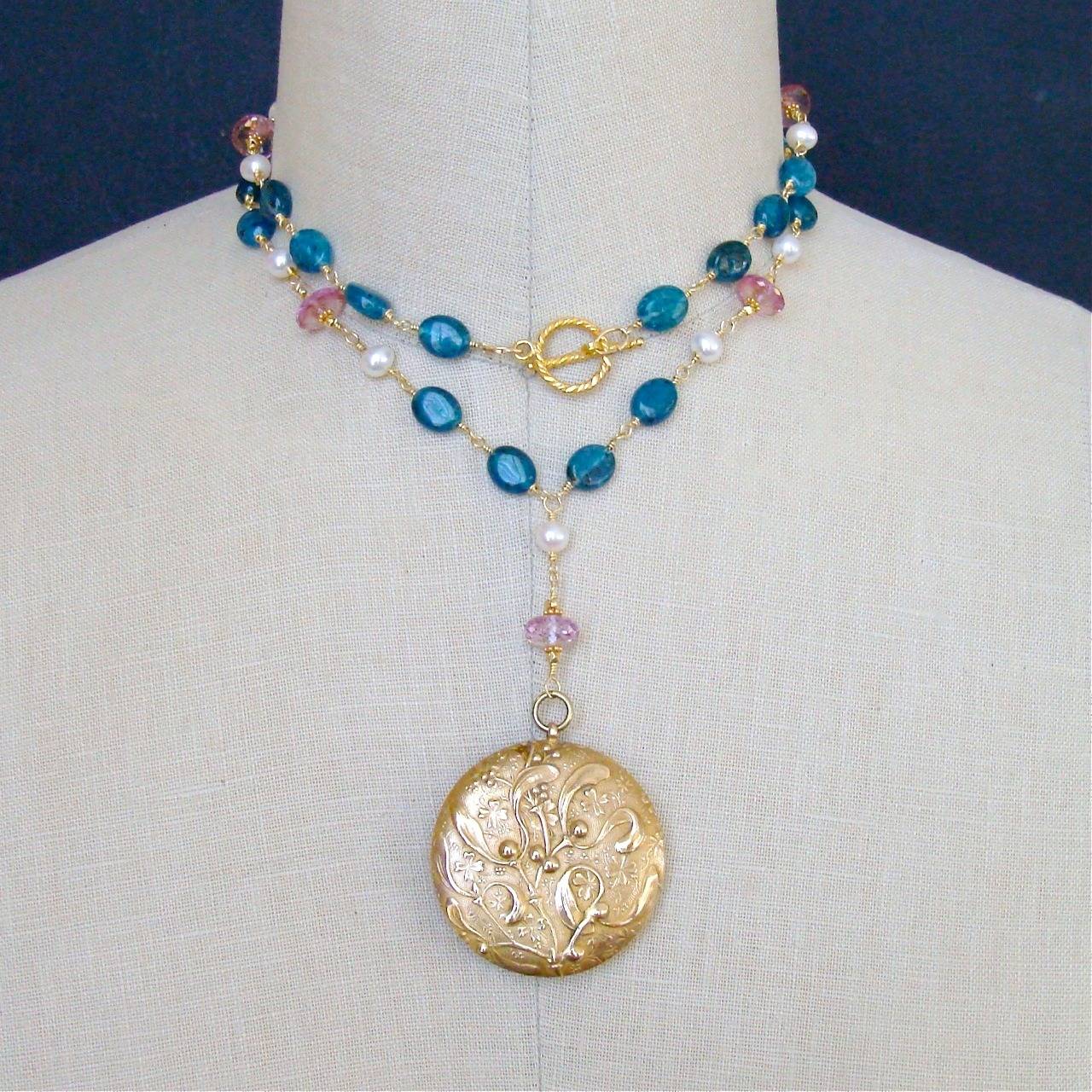 Collier médaillon Art Nouveau en émail, apatite, topaze rose et perles en vente 5