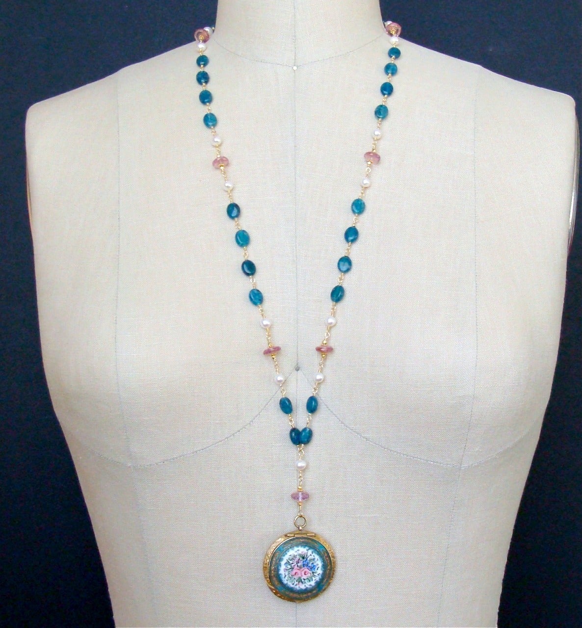 Collier médaillon Art Nouveau en émail, apatite, topaze rose et perles en vente 3