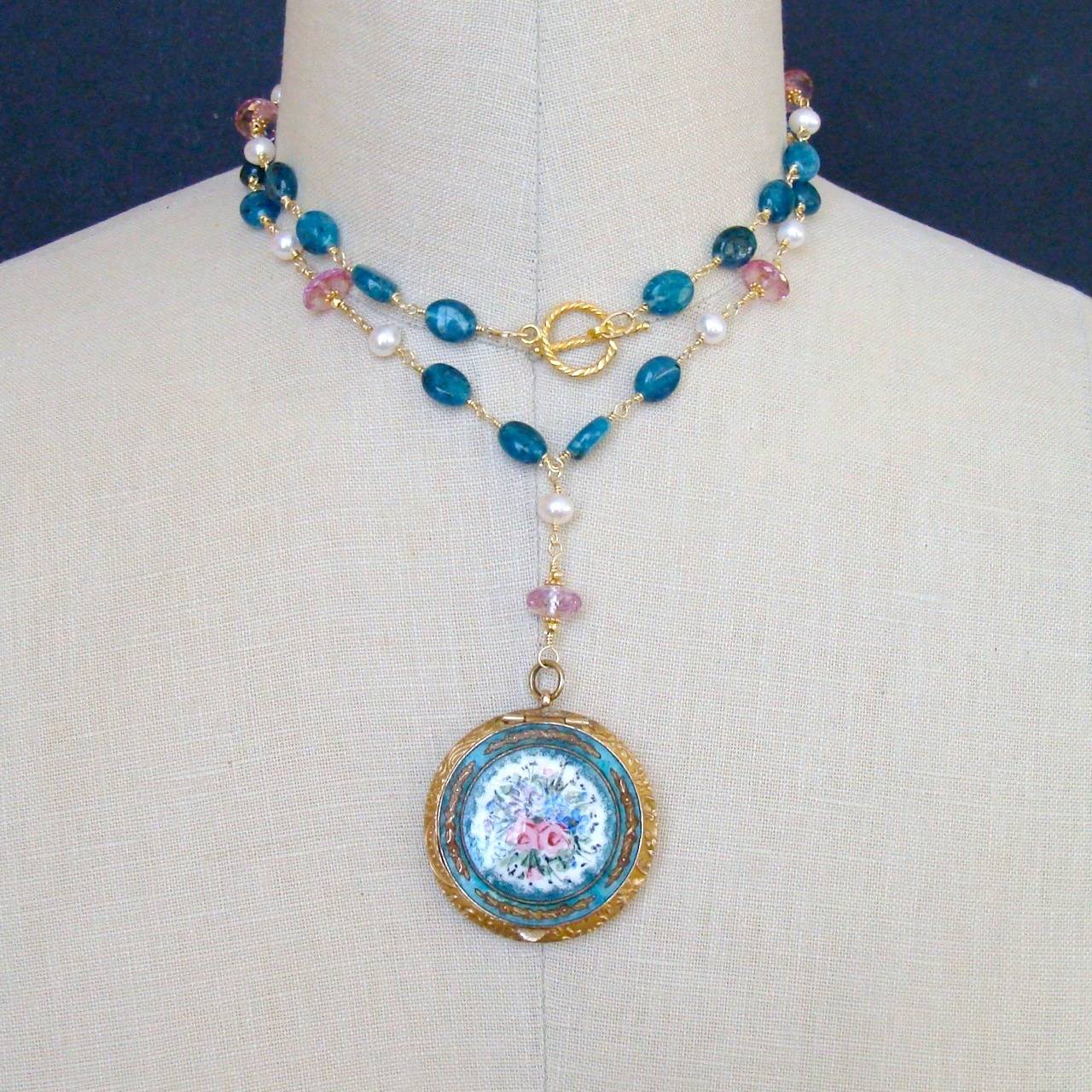 Jugendstil-Emaille-Medaillon-Halskette mit Apatit, rosa Topas und Perlen im Angebot 4
