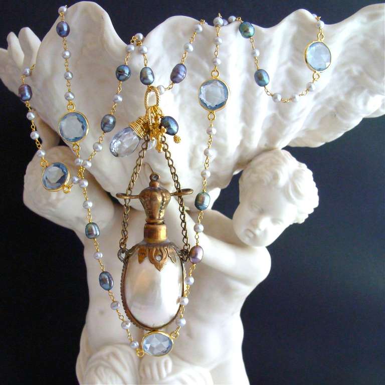 La historia del perfume durante la Época de la Regencia es un tema fascinante y este delicado collar rinde homenaje a la creatividad y la artesanía de aquella época.  Dulces e iridiscentes perlas de agua dulce enlazadas a mano para crear un delicado