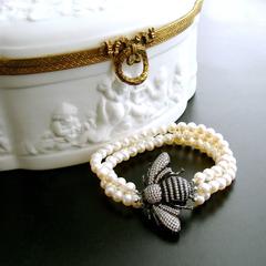 Bumble Bee Clasp Pearl Bracelet