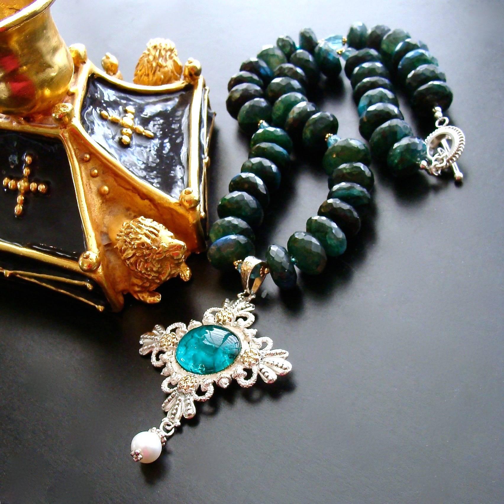 Collier Castelluccio.

Un brin unique de rondelles de labradorite verte, scintillant de bleu paon, est intercepté par des ovales à facettes d'apatite pour créer ce brin de collier riche et élégant.   Le point focal de ce design est une intaille en