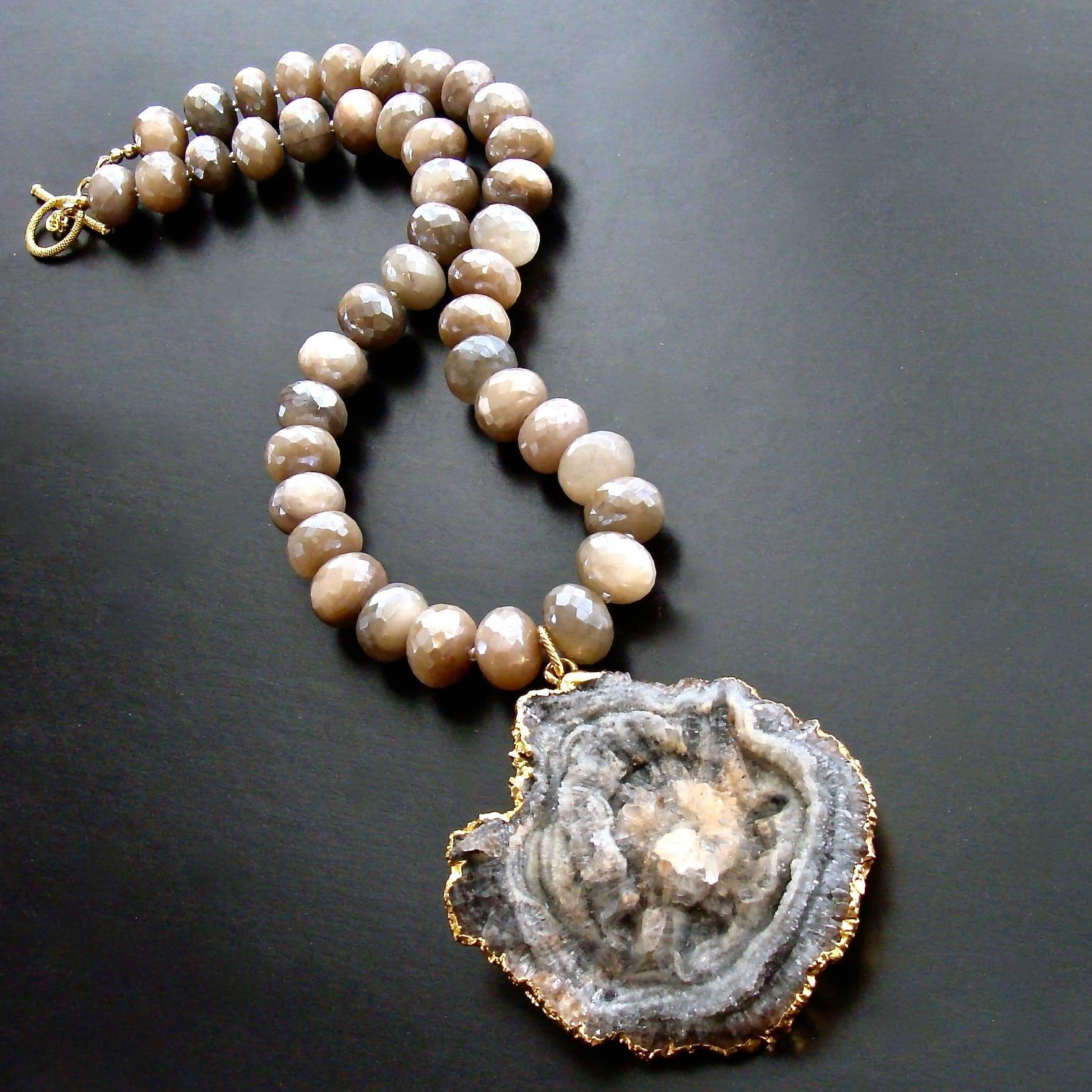 Artigiano Collana di pietra di luna mistica Champagne Ciondolo di druzy di Conchina in vendita