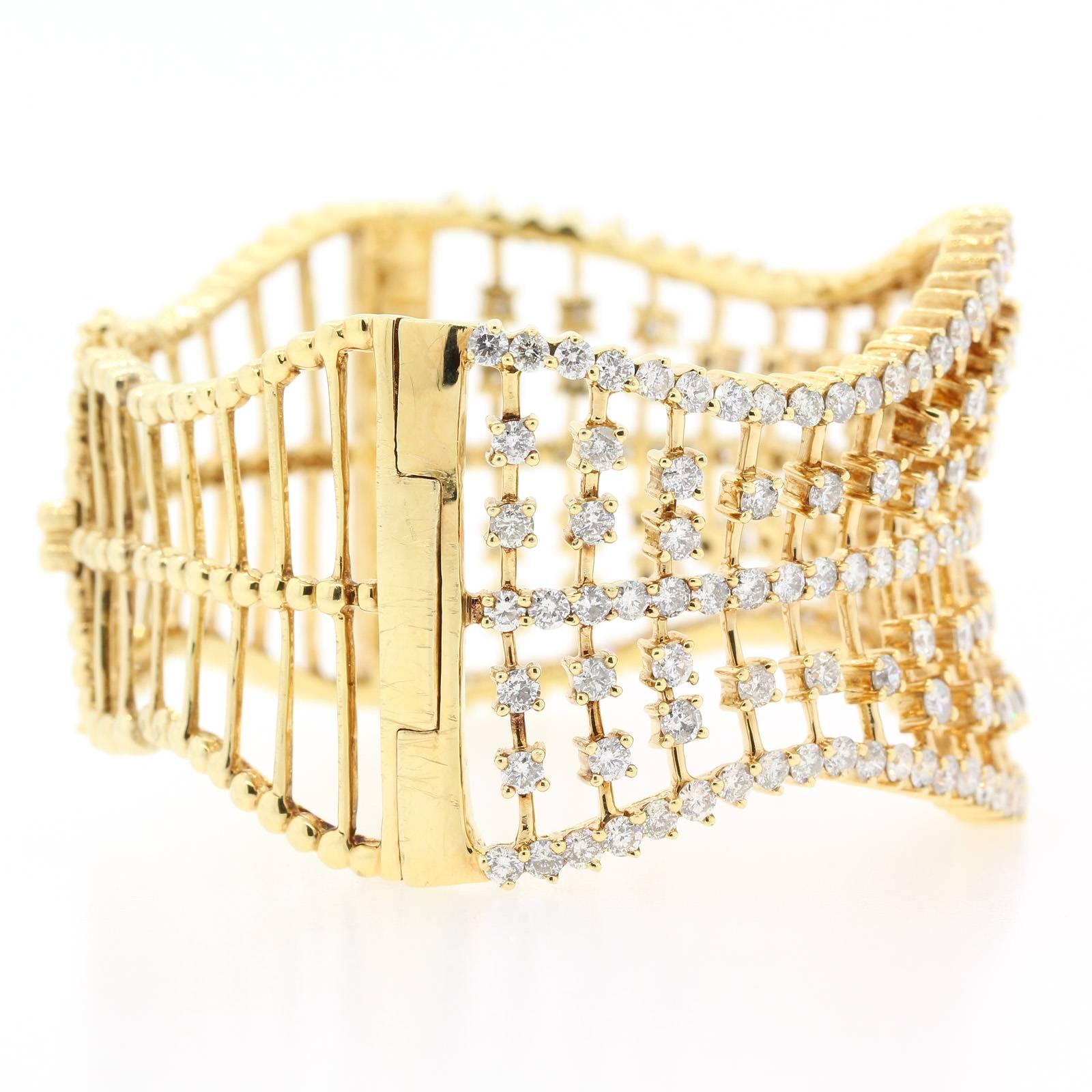 11.00 Carat Diamond Gold Cuff Bracelet In Good Condition For Sale In Beverly Hills, CA