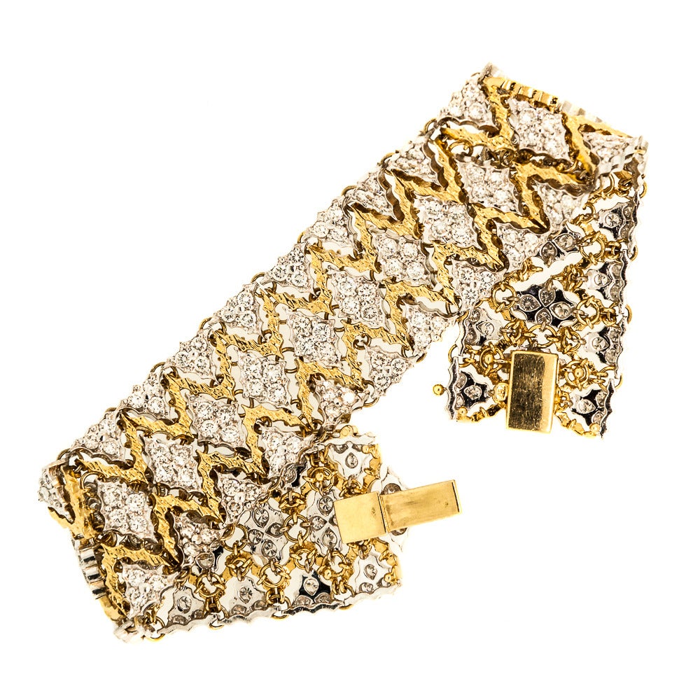 This lusciously designed two-tone 18 KT Gold mesh bracelet is set with Round Brilliant Cut Diamonds, each of H/I color – VS clarity. A high quality piece, the bracelet wraps around the wrist with a lightness of touch. What makes this fashion
