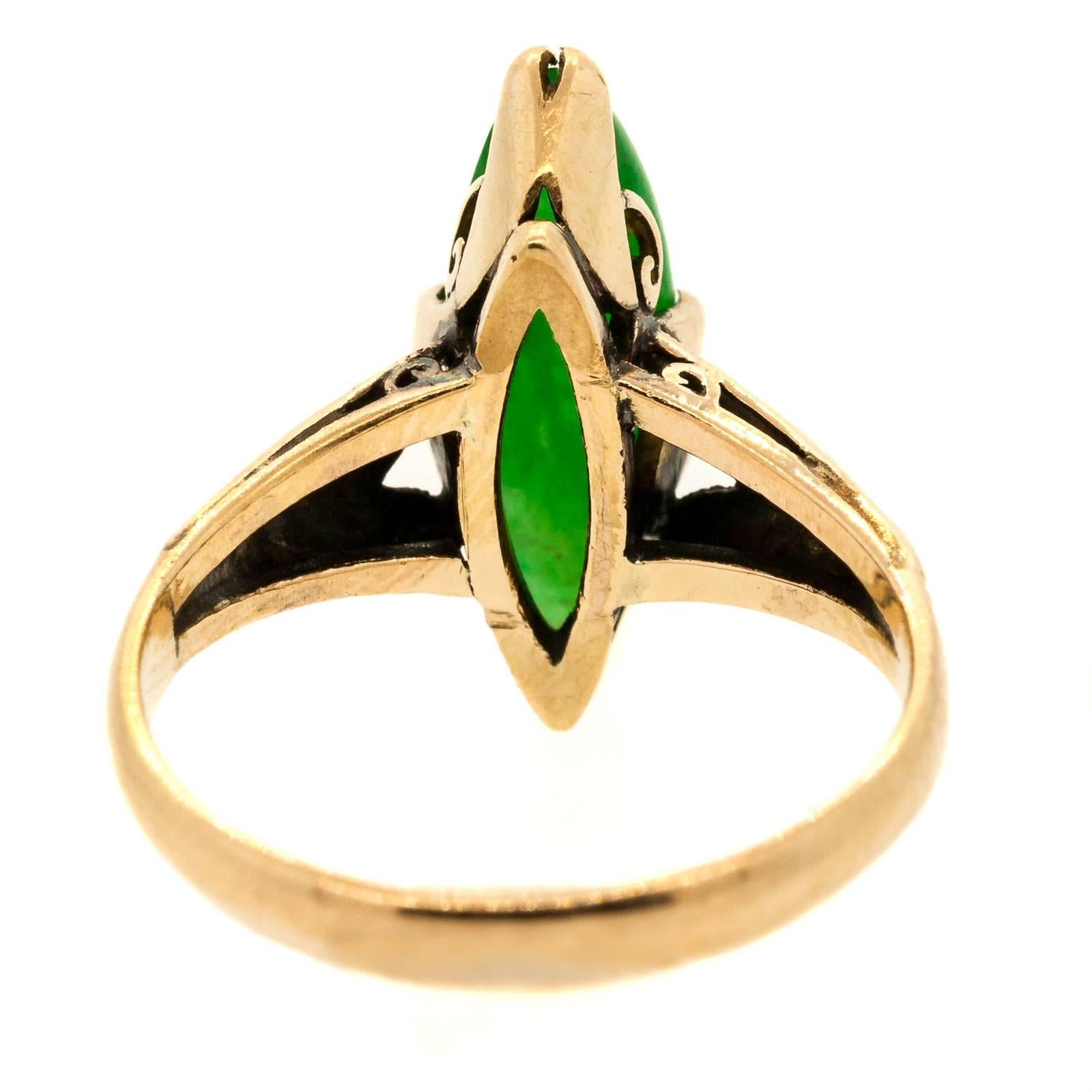 1920s Retro Antique Jadeite & Engraved Gold Ring In Excellent Condition In Beverly Hills, CA