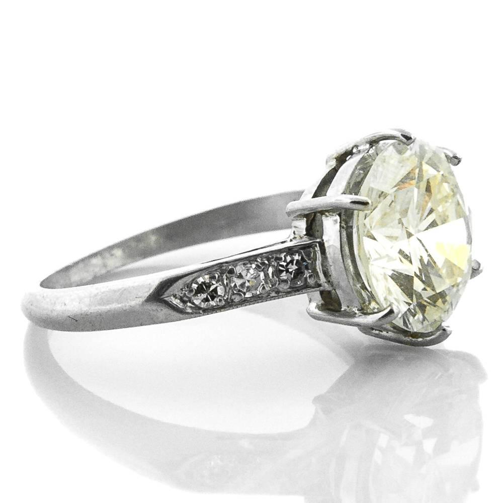 1940s Vintage Round Brilliant Cut Diamond Platinum Ring In Excellent Condition In Beverly Hills, CA