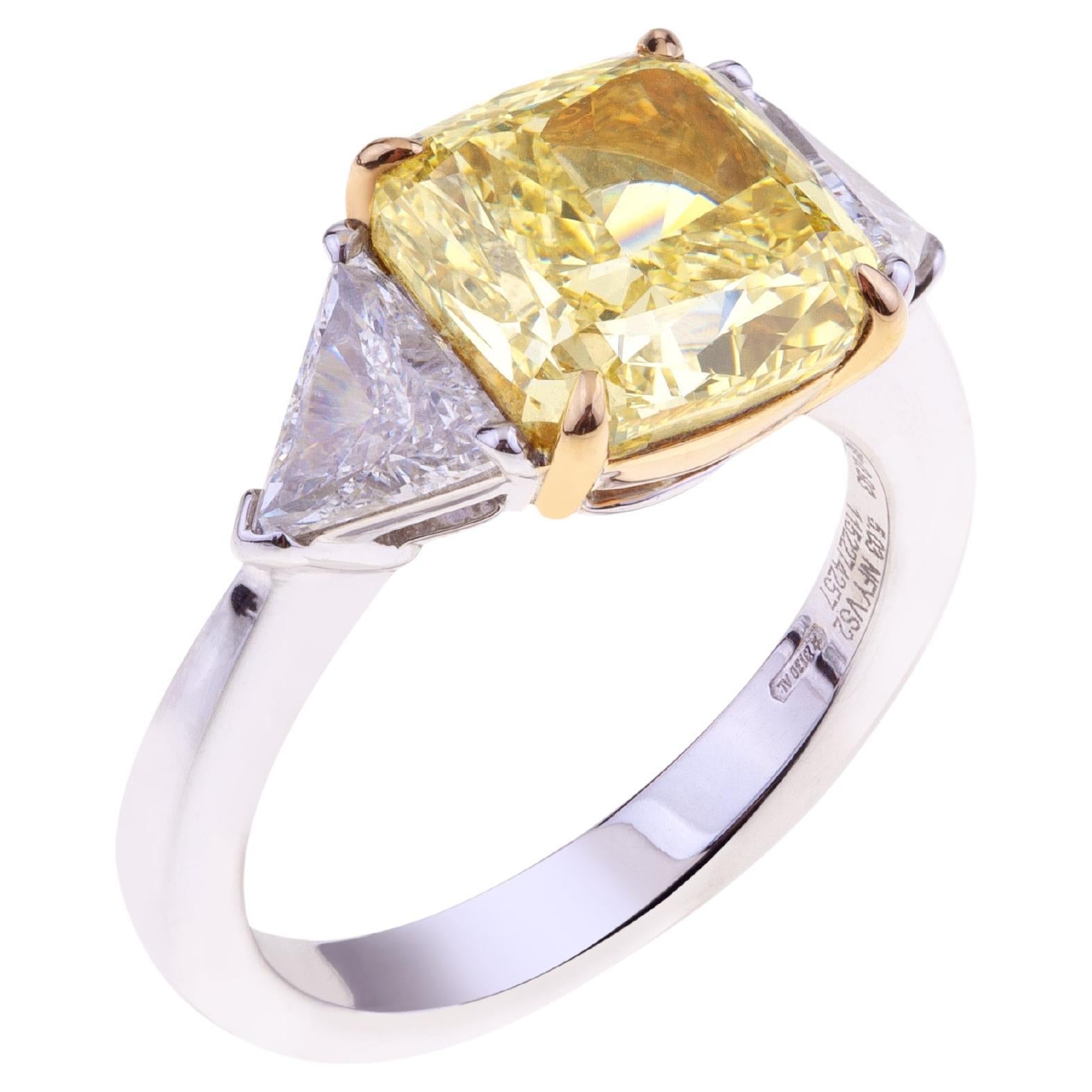 Diamant fantaisie taille coussin ct. 5 certifié GIA avec deux diamants triangulaires latéraux en vente