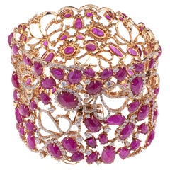 Atemberaubendes Bandarmband mit Rubin und Diamanten in einem Blumenmuster