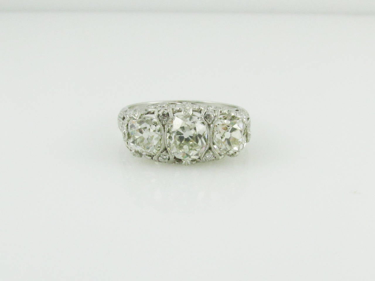 Edwardian Diamond Platinum Three Stone Filigree Ring In Excellent Condition For Sale In San Francisco, CA
