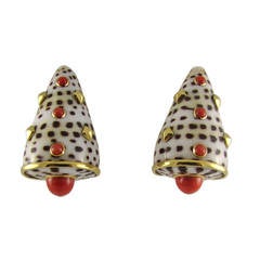 Trianon Shell Coral Gold Earclips