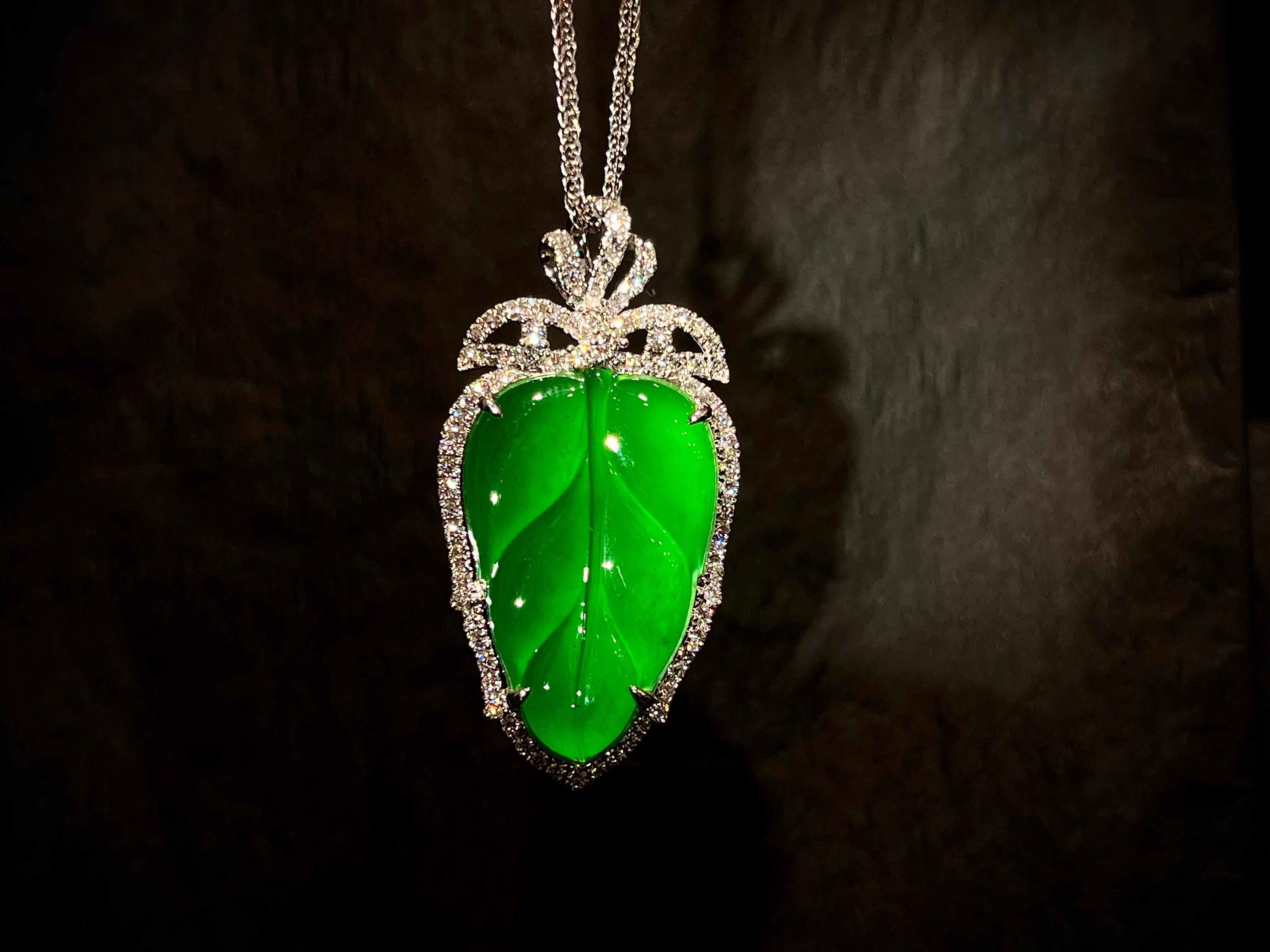 
Questo squisito ciondolo in giada verde naturale a forma di foglia mostra una superba saturazione del colore e un'eccezionale traslucenza, mentre il motivo delle foglie simboleggia il successo della carriera e la realizzazione della vita.