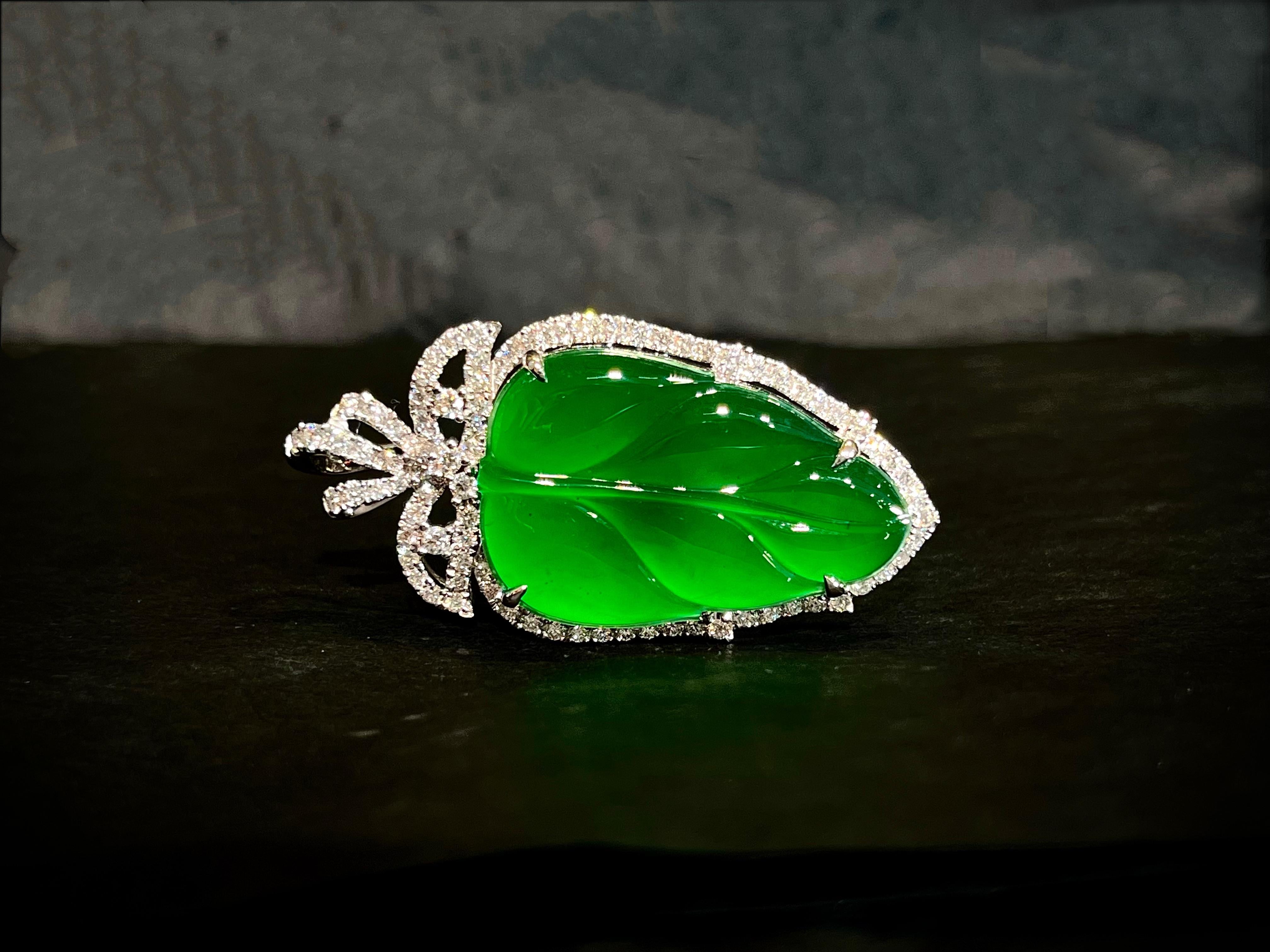 Contemporaneo Ciondolo in giadeite verde naturale e diamanti in oro 18 carati con collana in vendita