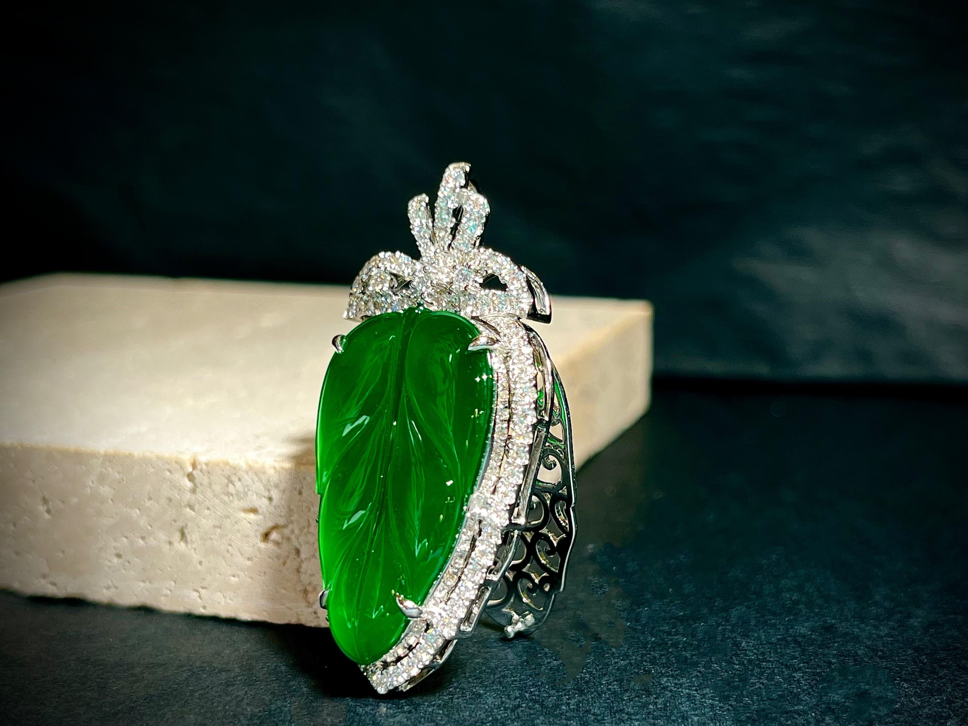 Taglio brillante Ciondolo in giadeite verde naturale e diamanti in oro 18 carati con collana in vendita
