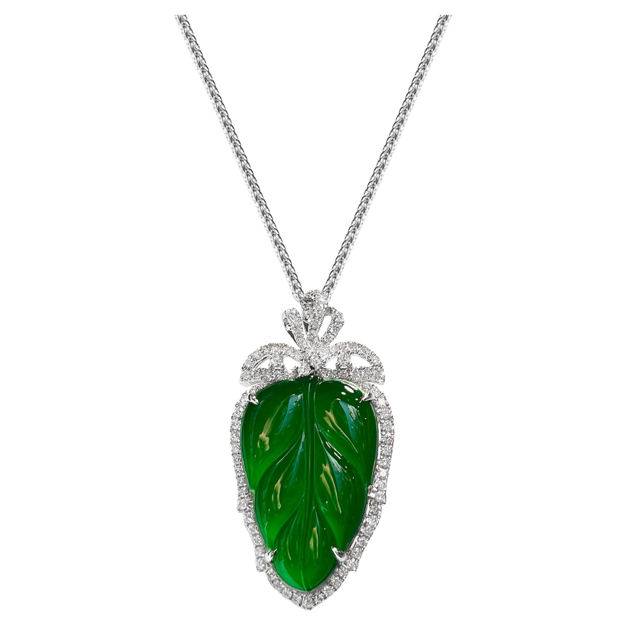 Ciondolo in giadeite verde naturale e diamanti in oro 18 carati con collana