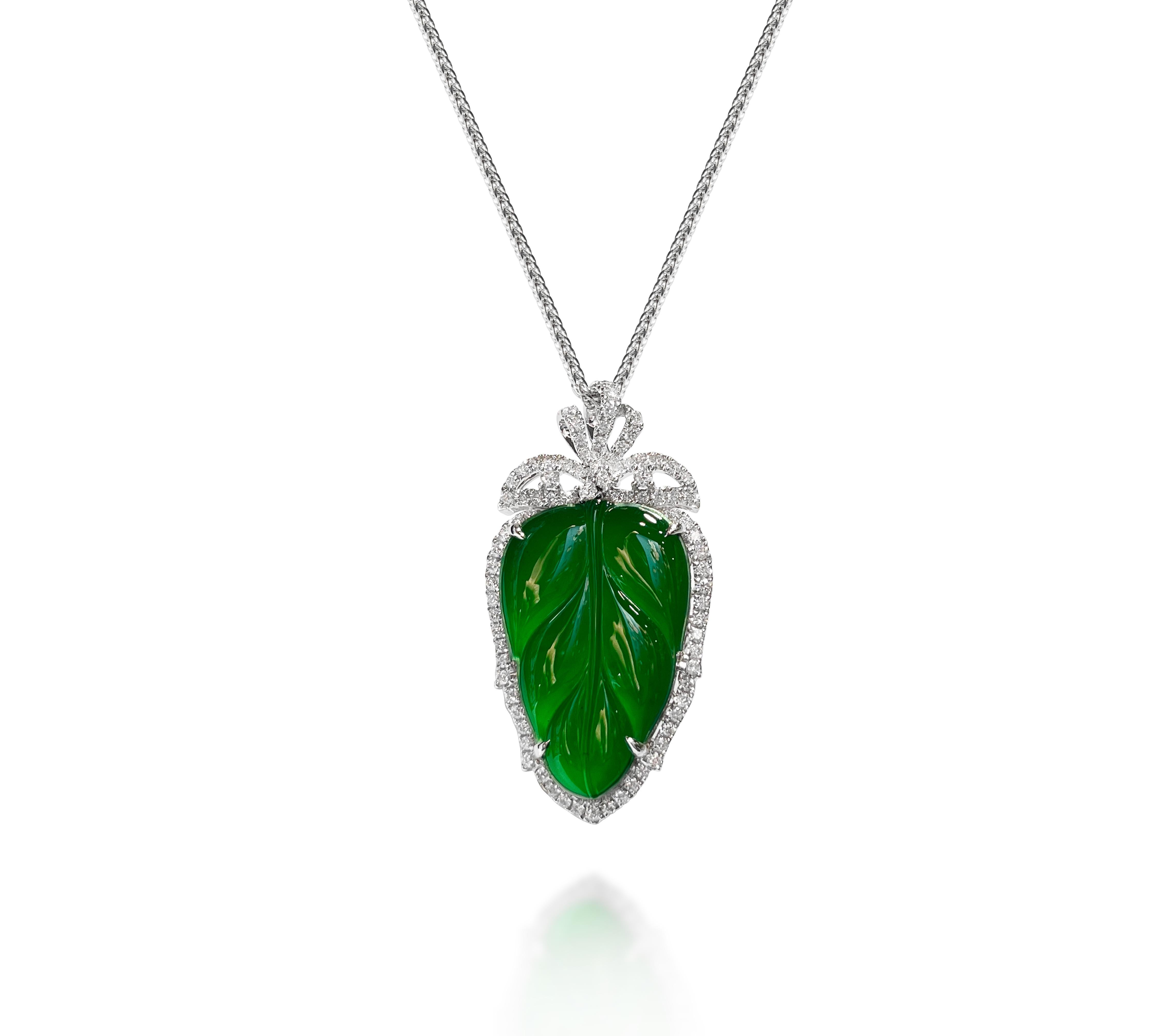 Ciondolo in giadeite verde naturale e diamanti in oro 18 carati con collana In condizioni Nuovo in vendita a Macau, MO