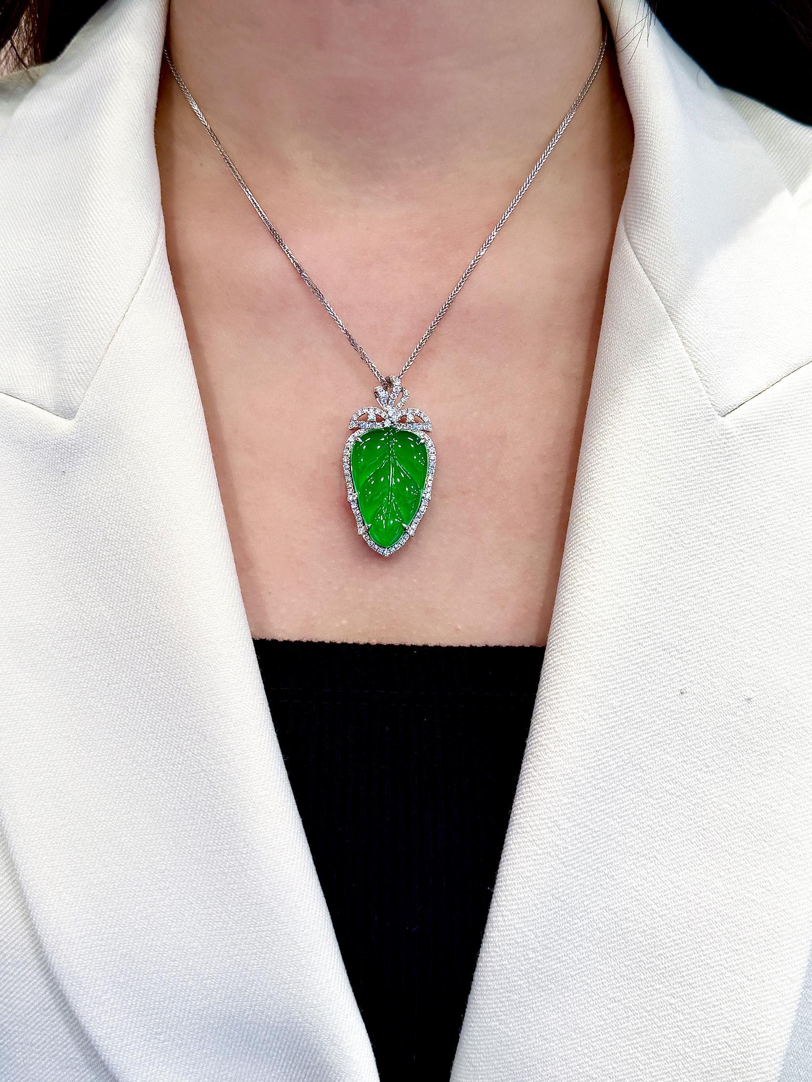 Ciondolo in giadeite verde naturale e diamanti in oro 18 carati con collana in vendita 2