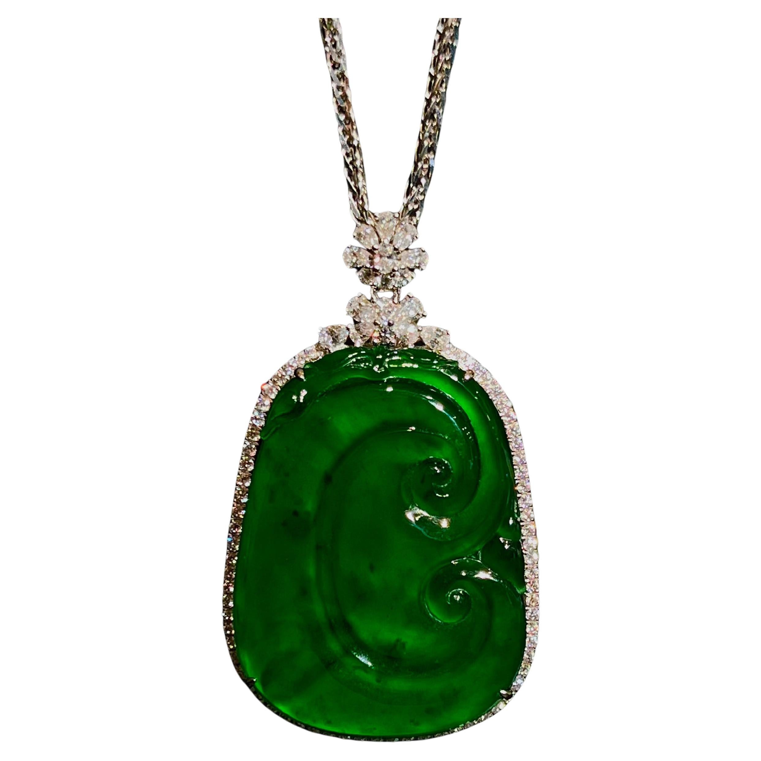 Ciondolo RuYi in giadeite verde naturale e diamanti in oro 18 carati con collana
