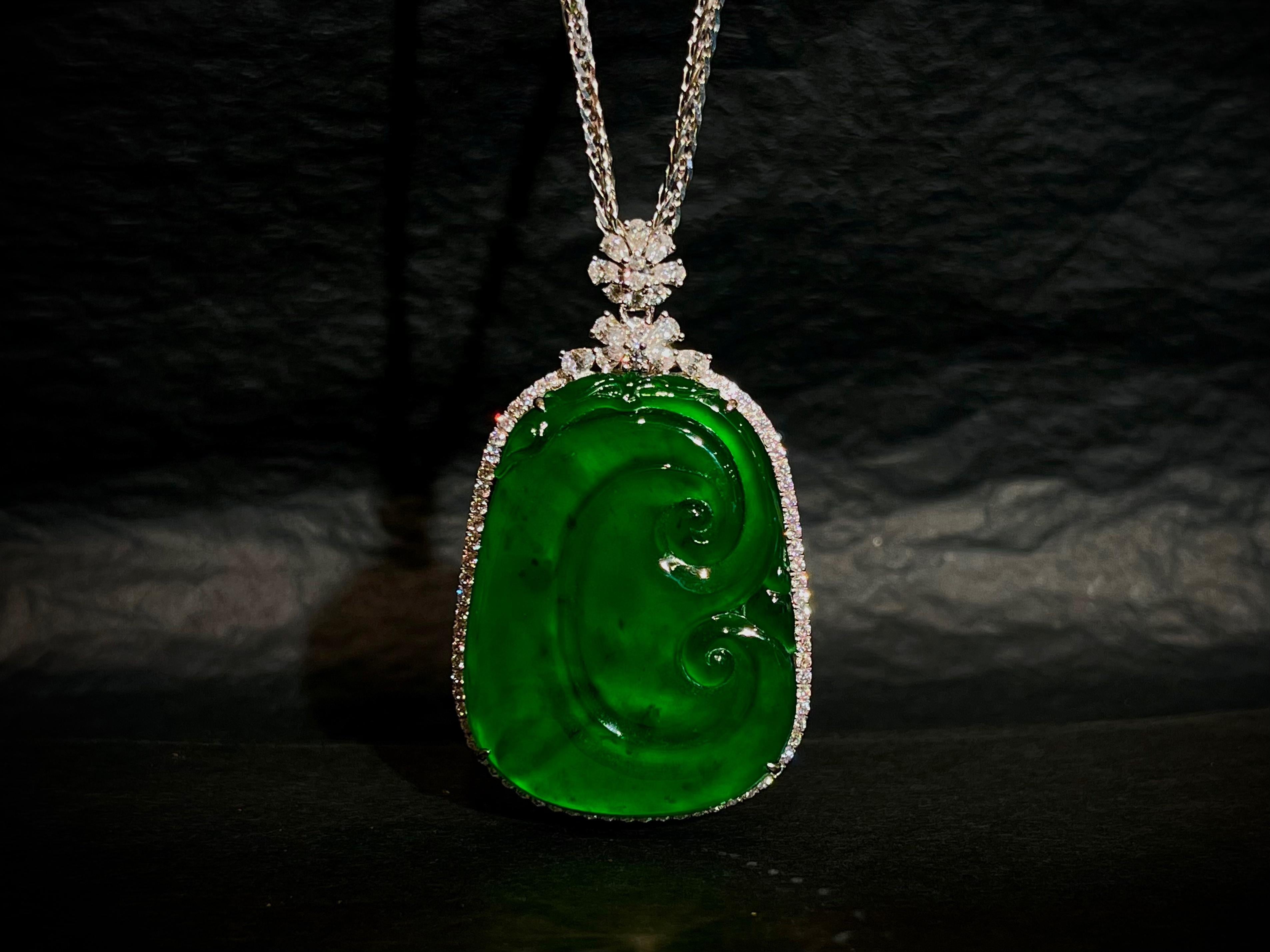 Contemporaneo Ciondolo RuYi in giadeite verde naturale e diamanti in oro 18 carati con collana in vendita