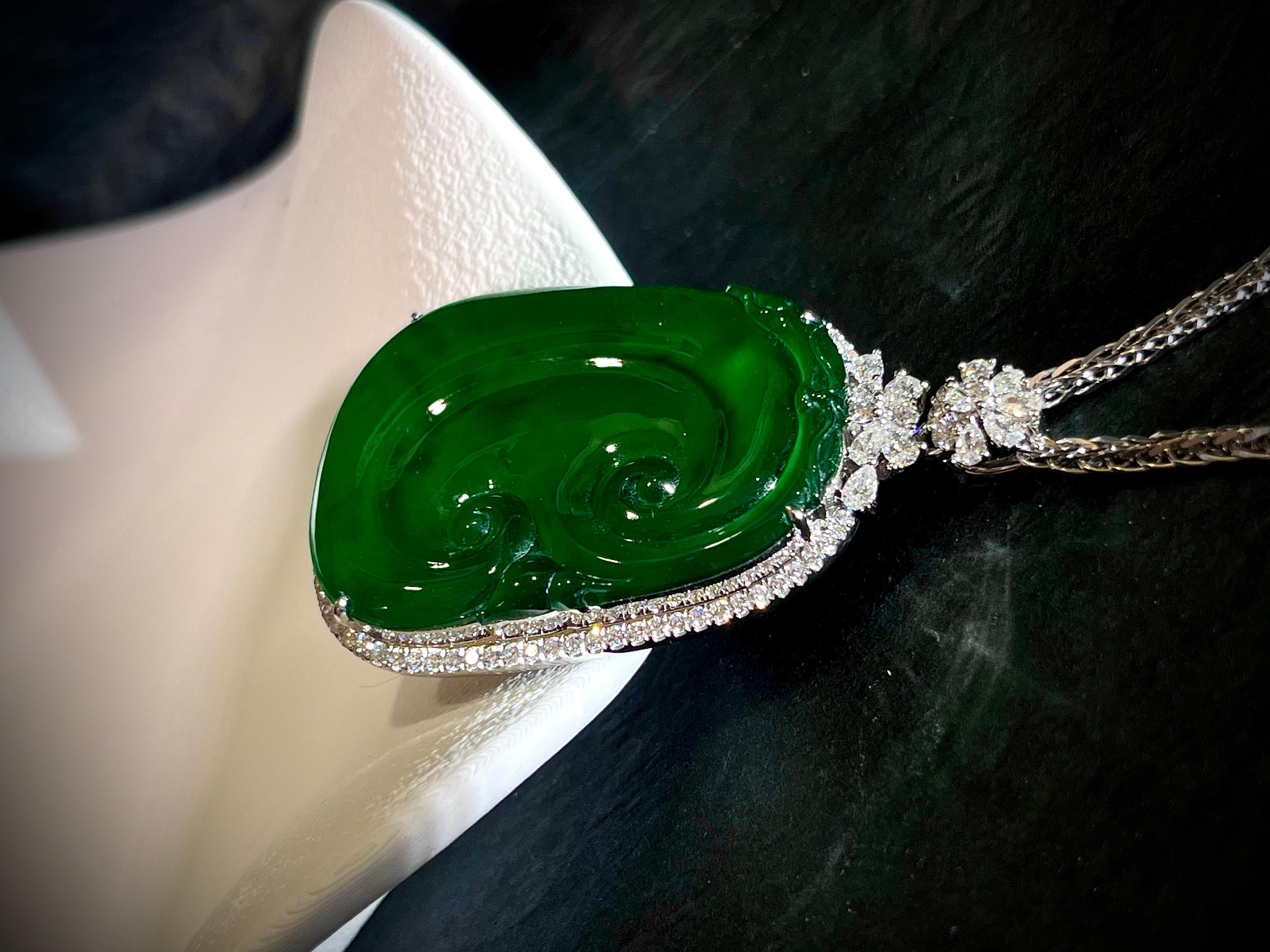 Taglio brillante Ciondolo RuYi in giadeite verde naturale e diamanti in oro 18 carati con collana in vendita