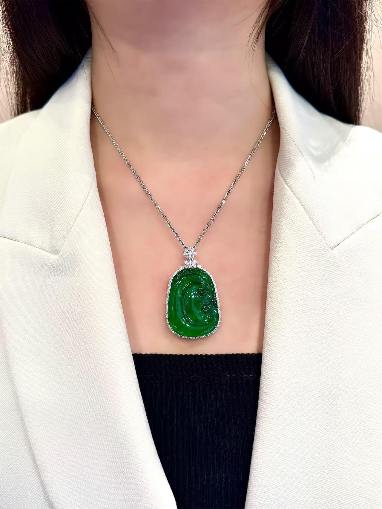 Ciondolo RuYi in giadeite verde naturale e diamanti in oro 18 carati con collana In condizioni Nuovo in vendita a Macau, MO