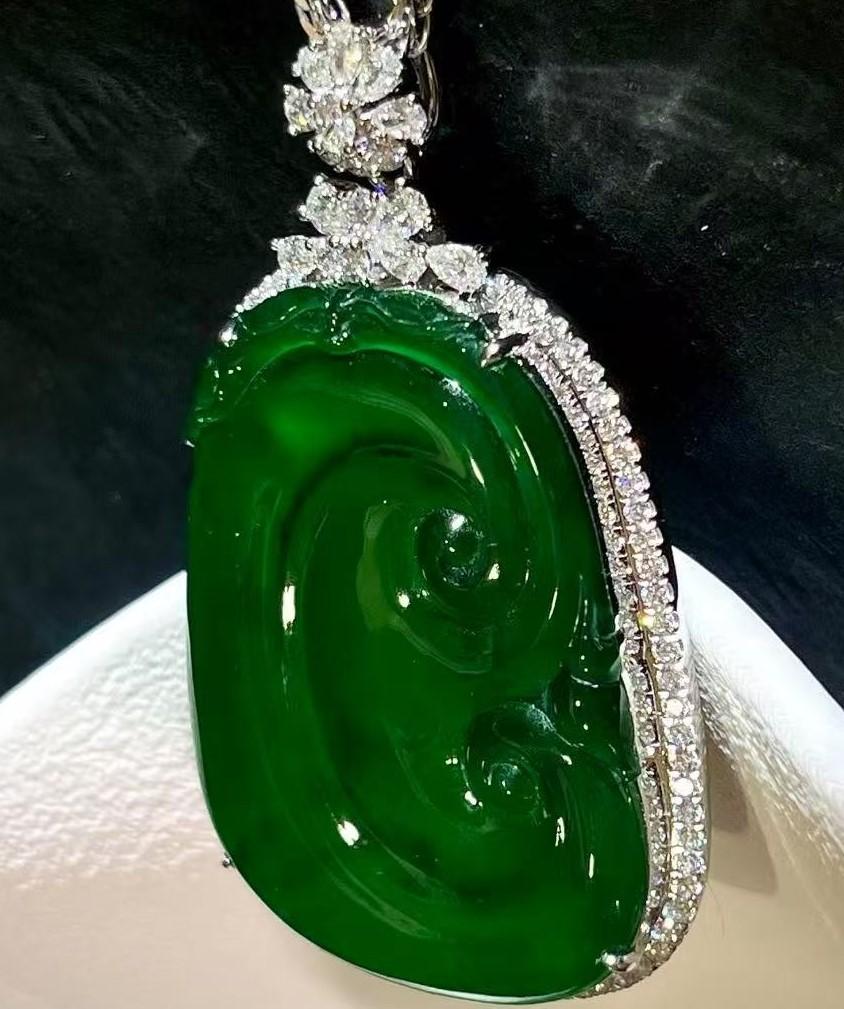 da uomo o donna Ciondolo RuYi in giadeite verde naturale e diamanti in oro 18 carati con collana in vendita