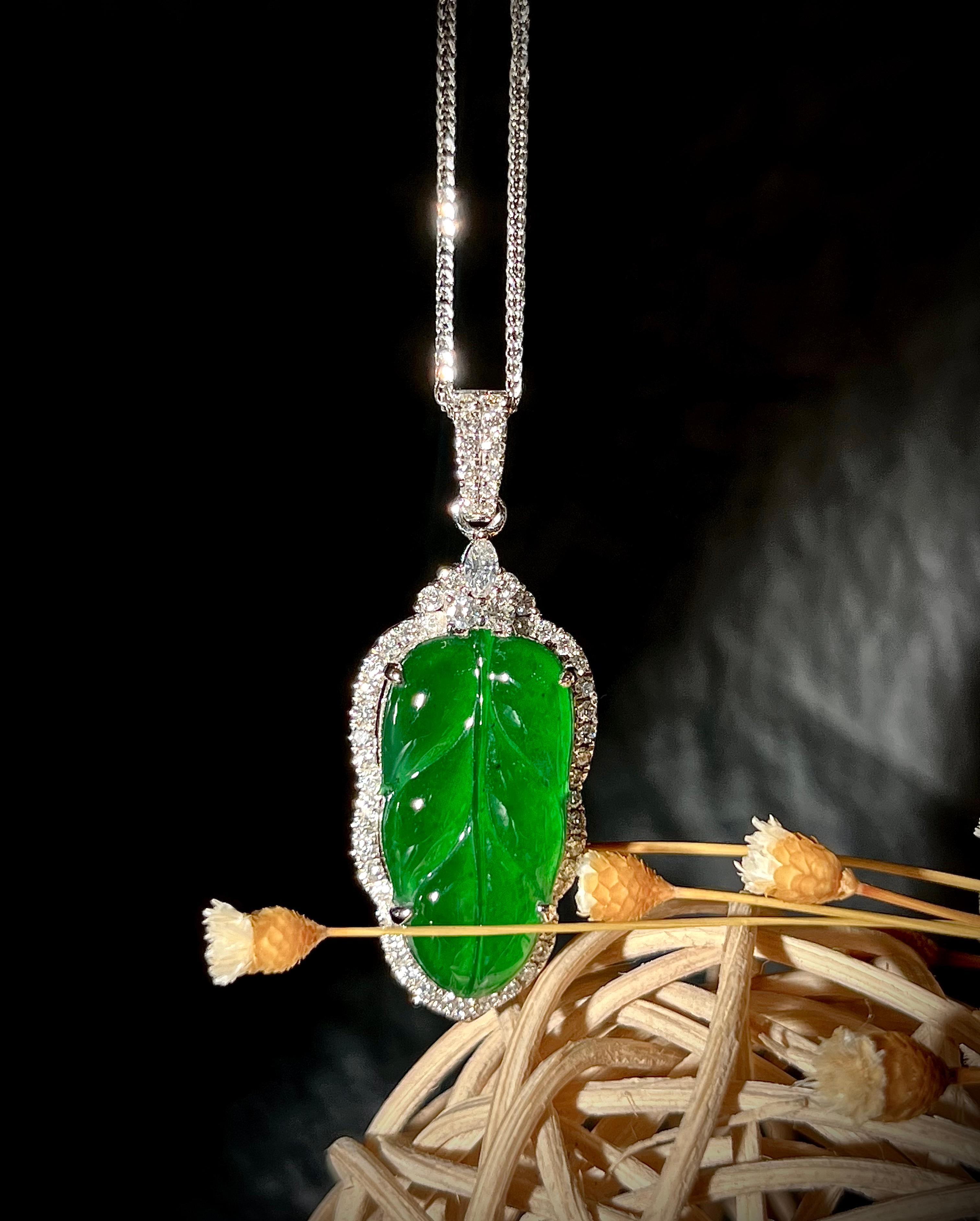 Taglio brillante Ciondolo in giadeite verde naturale e diamanti in oro 18 carati con collana in vendita