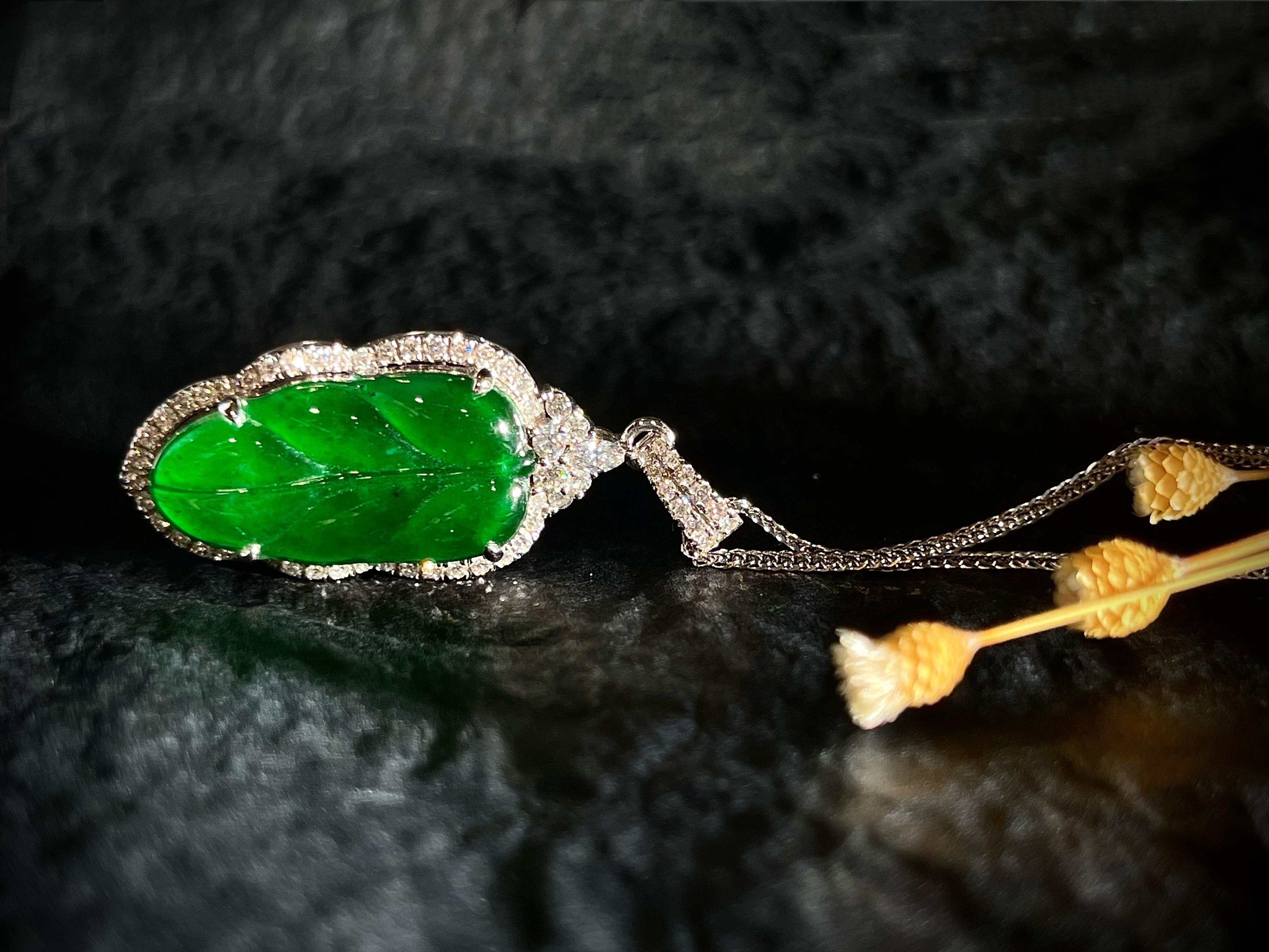Contemporaneo Ciondolo in giadeite verde naturale e diamanti in oro 18 carati con collana in vendita