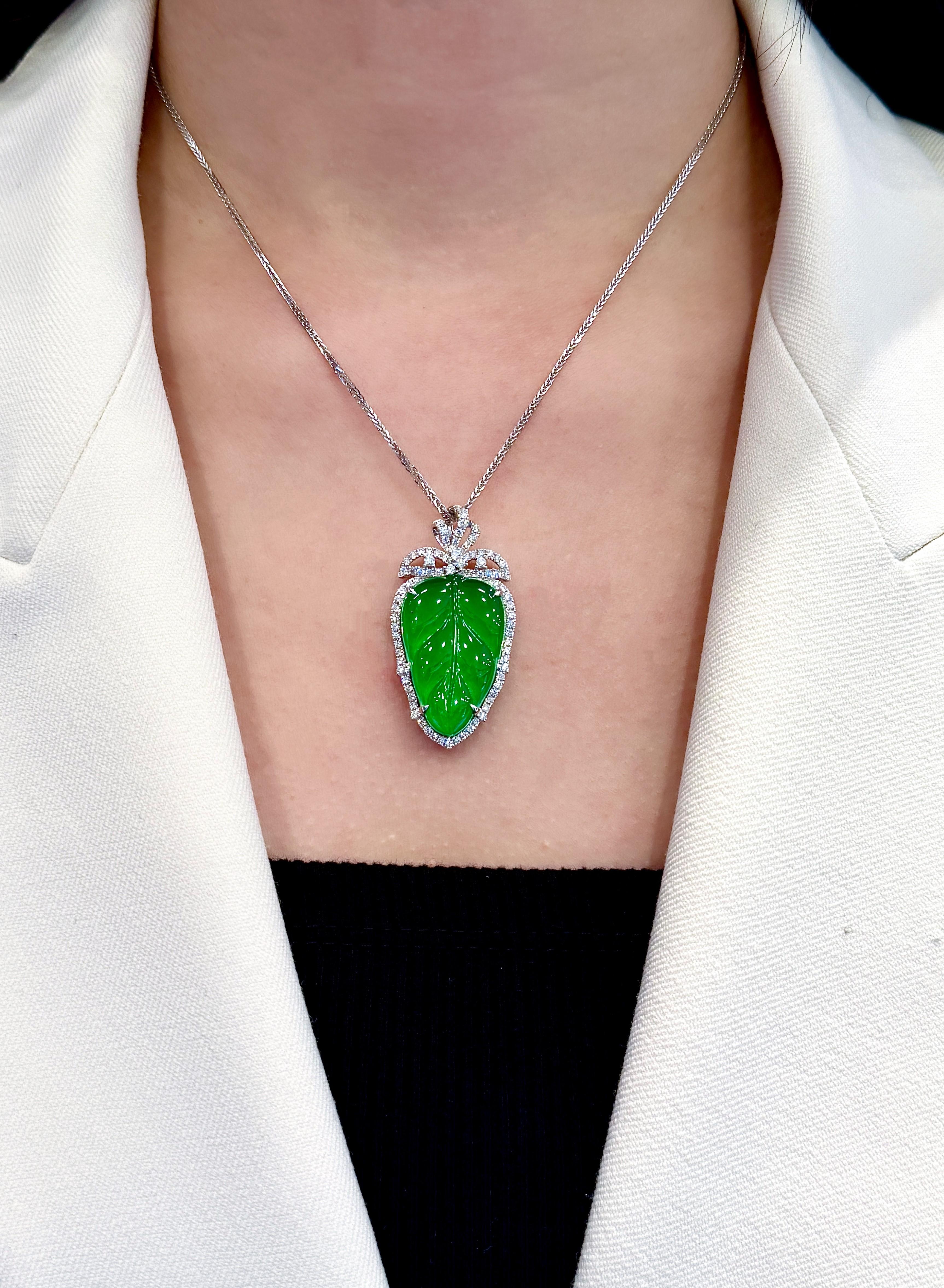 Ciondolo in giadeite verde naturale e diamanti in oro 18 carati con collana In condizioni Nuovo in vendita a Macau, MO