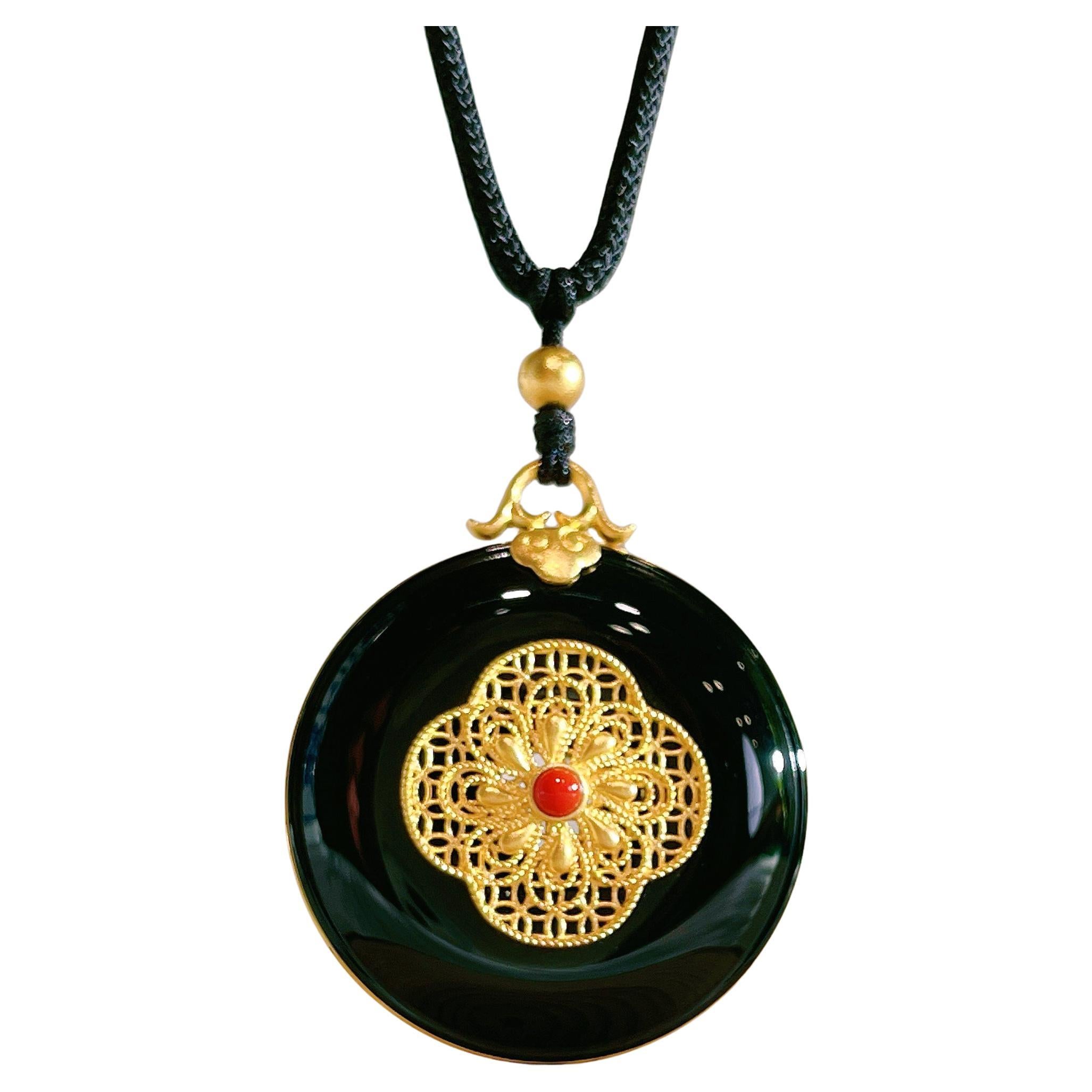 Collier pendentif en or jaune 24 carats et jade Hetian