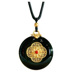 Collier pendentif en or jaune 24 carats et jade Hetian