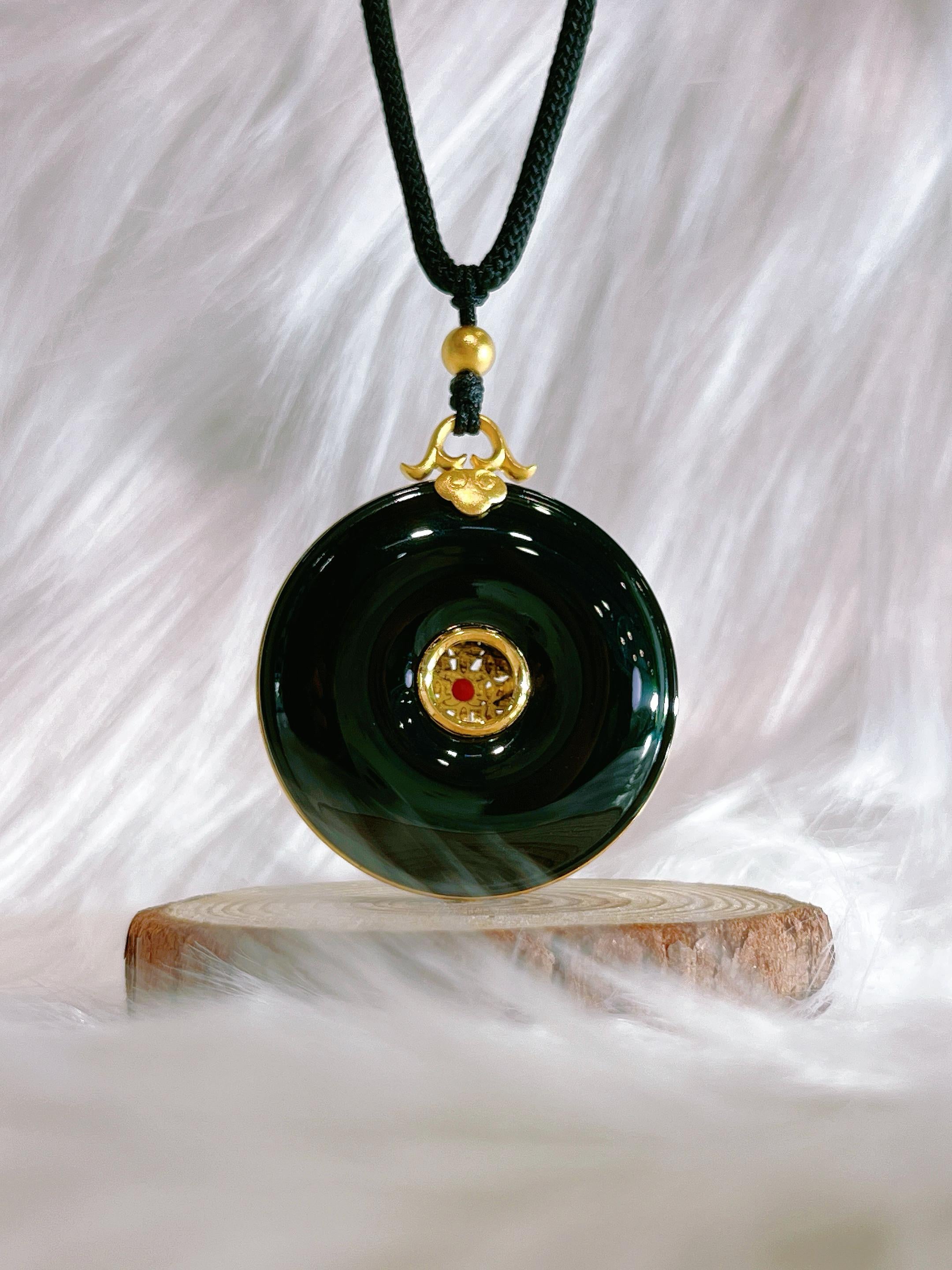 Contemporain Collier pendentif en or jaune 24 carats et jade Hetian en vente