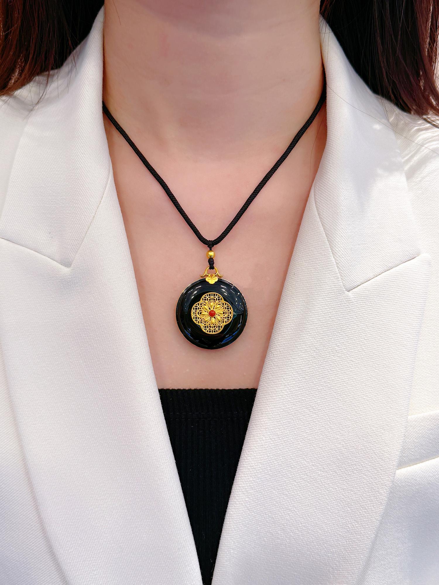 Collier pendentif en or jaune 24 carats et jade Hetian Neuf - En vente à Macau, MO
