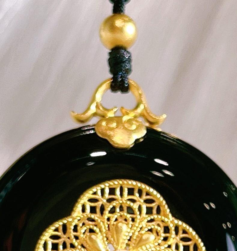 Collier pendentif en or jaune 24 carats et jade Hetian Unisexe en vente