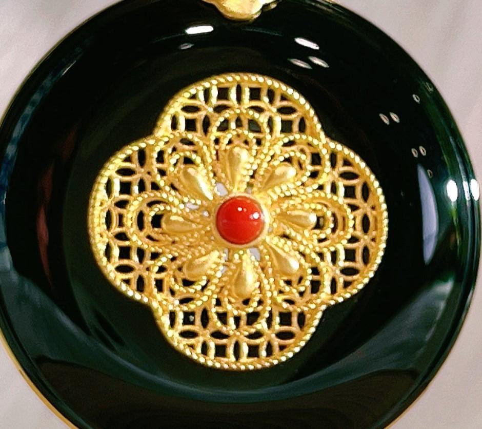 Collier pendentif en or jaune 24 carats et jade Hetian en vente 2