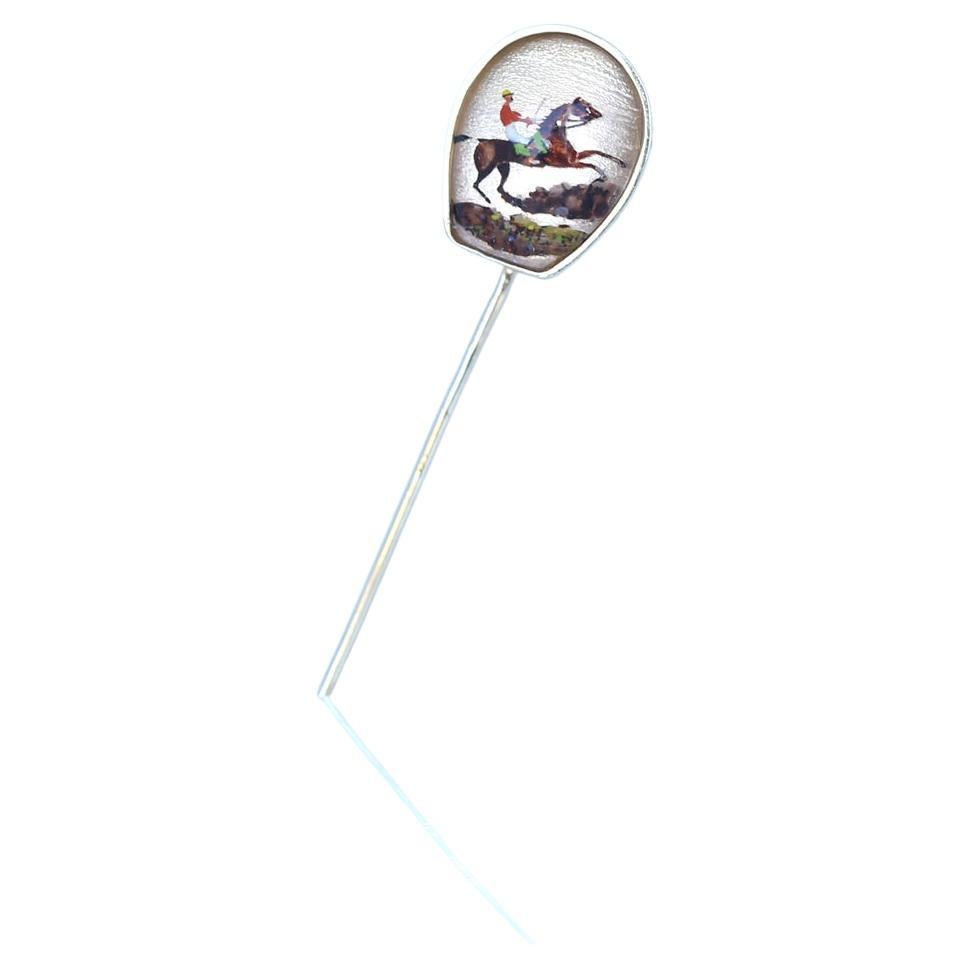 Broche de oro de 14 quilates con forma de caballo de polo de cristal de Essex, creado alrededor de 1900.
Cristal de Essex que representa un partido de polo. Un broche tiene forma de herradura. Magnífico detalle del movimiento. El jugador queda