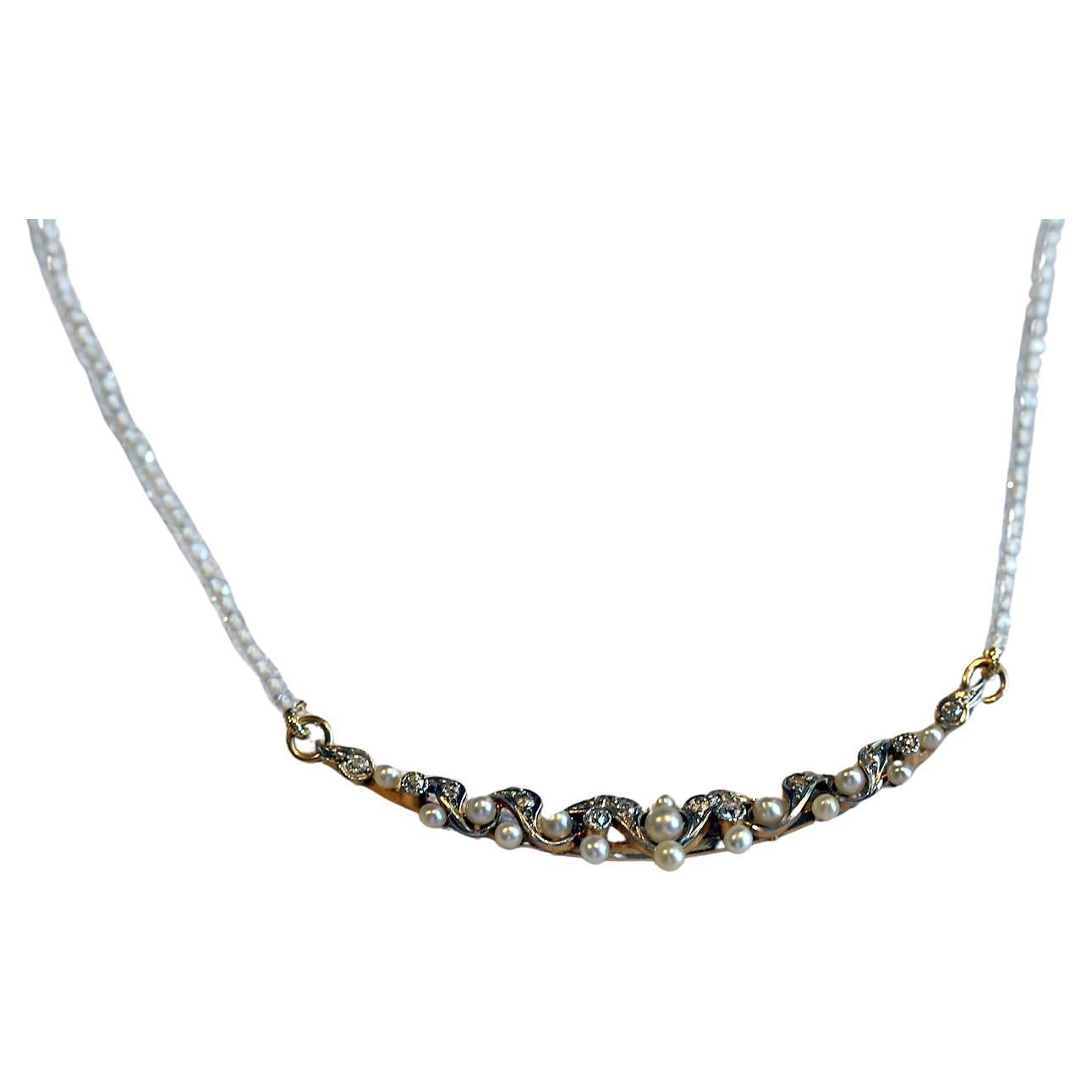 Pendentif en forme de croissant avec des perles et des diamants anciens. Créé vers 1930.
Perles fines et délicates Diamants Old-mine Crescent sur chaîne en cristal de roche avec le cadenas en or. Un accessoire parfait pour toute tenue moderne. C'est