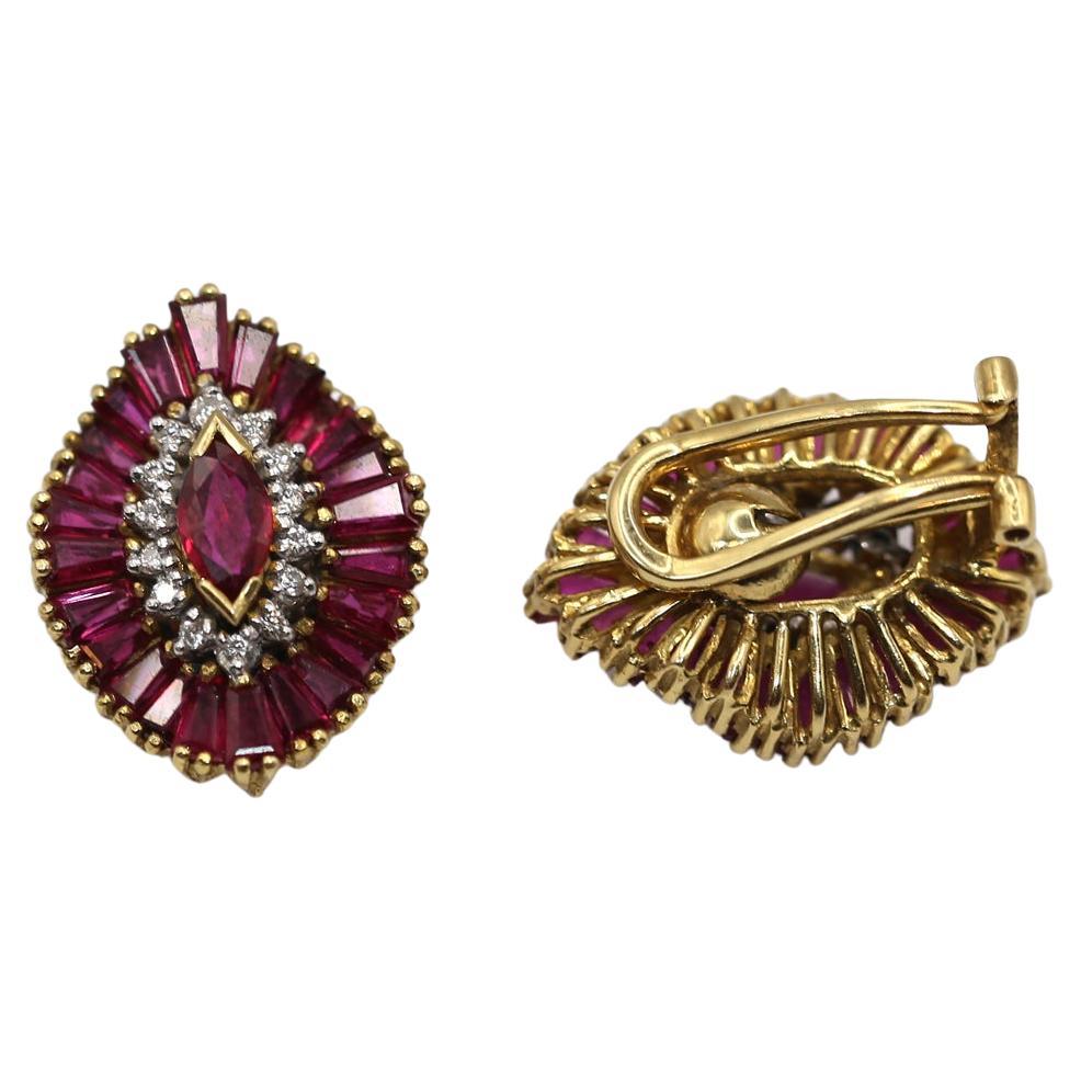 Pendientes de oro amarillo con rubíes y diamantes. Creada hacia 1970. 18 quilates.

Una fina combinación de piedras inmaculadas y la excepcional habilidad del joyero. Los rubíes se engastan con una técnica 