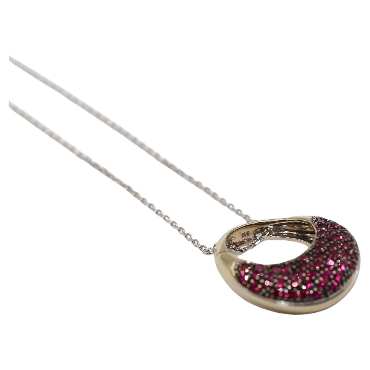 1,2 carats de rubis en pendentif. Créé dans les années 1990, ce style revient à la mode. En or 18 carats.

50 rubis rouges pesant environ 1,20 carats sertis dans de l'or jaune. Les rubis sont d'une couleur parfaitement assortie et tous les