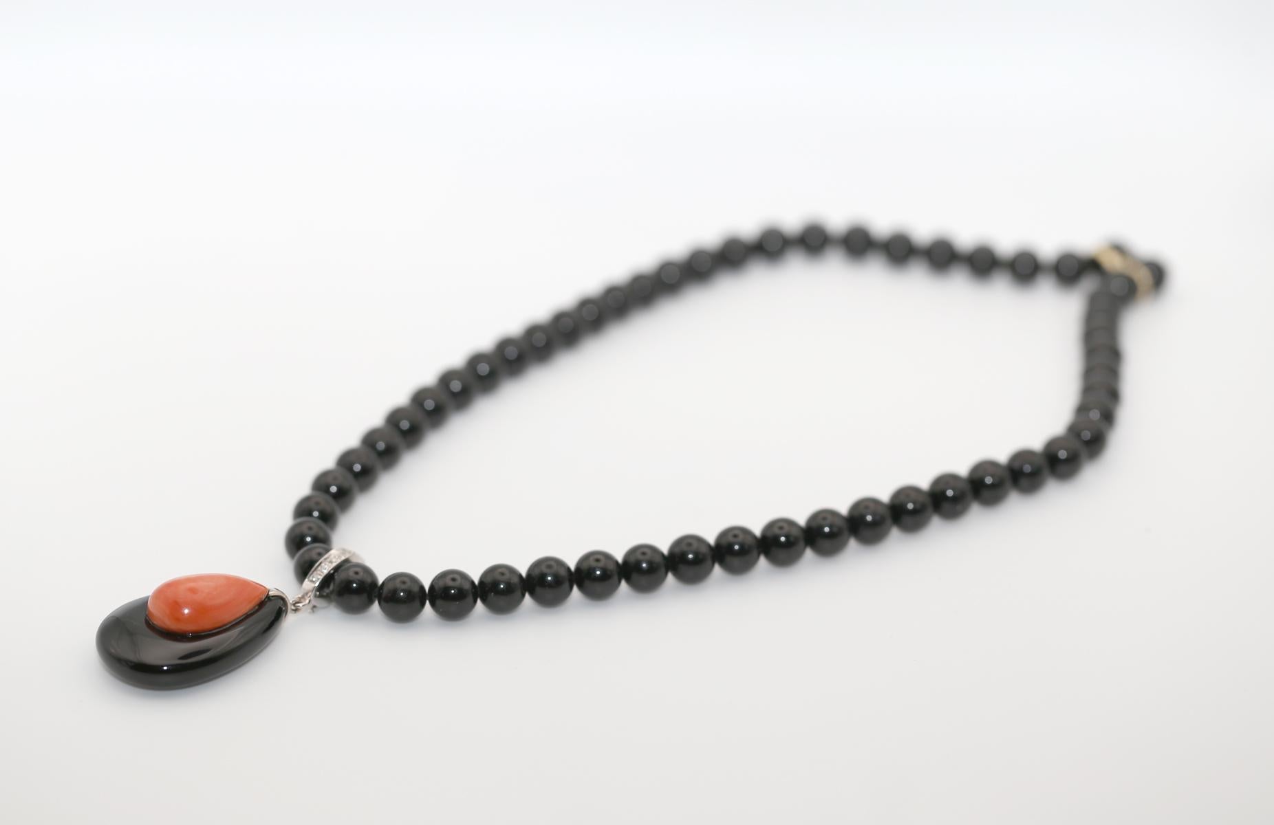 Collana di perline di tormalina nera Ciondolo di onice Diamanti Oro bianco, 1930 in vendita 4