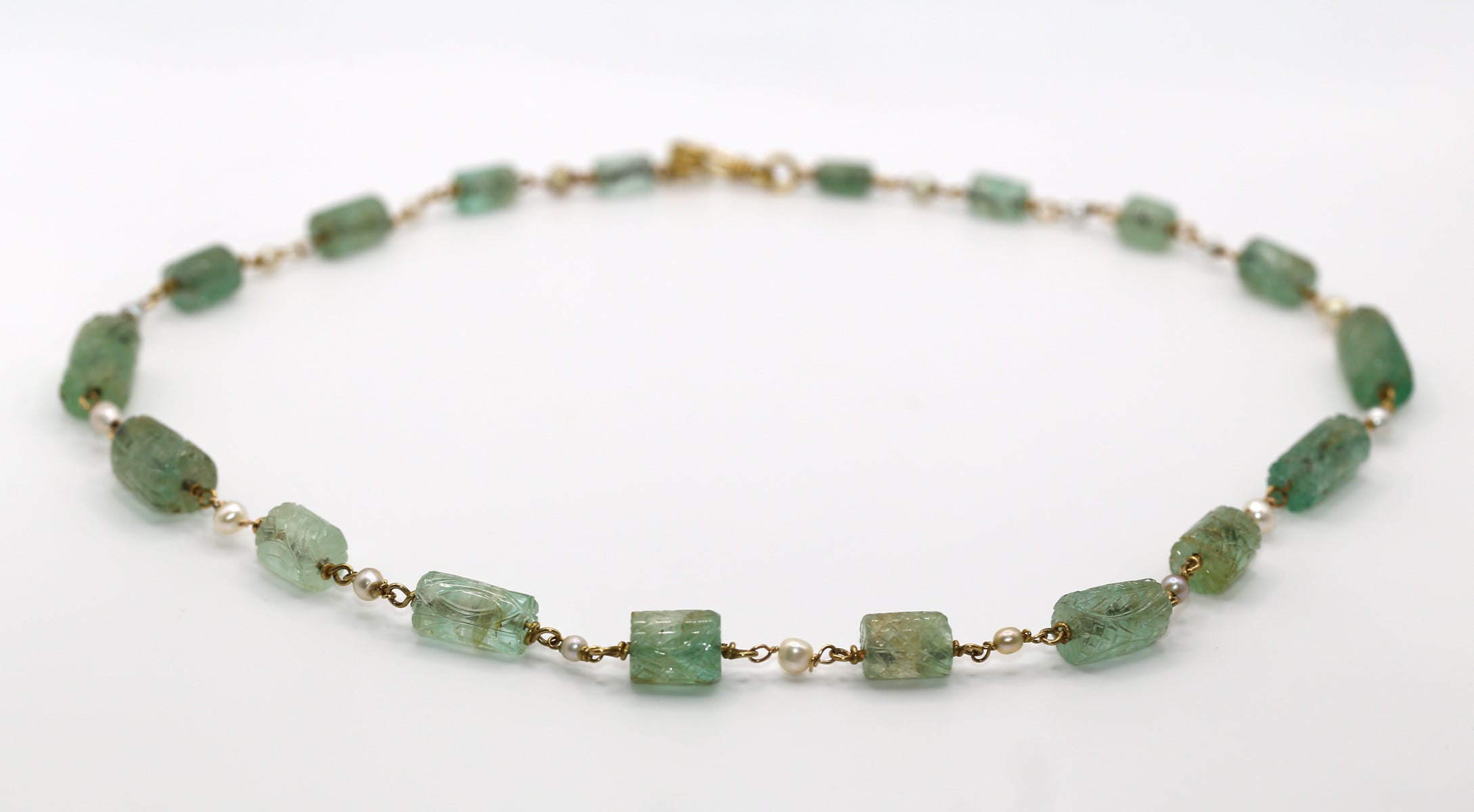 Collier de 175 ct d'émeraudes naturelles de Colombie sculptées et de perles, 1900