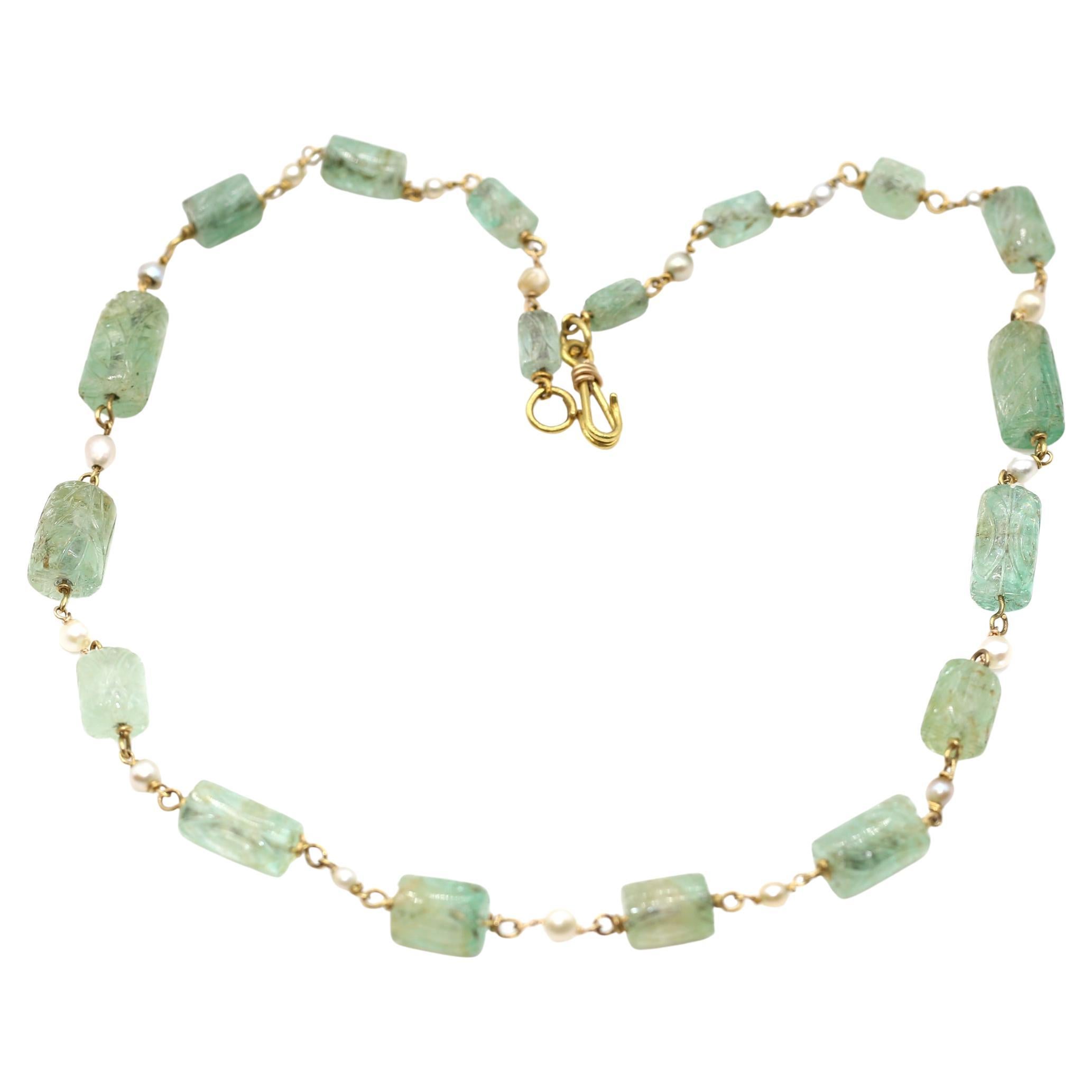 Collier de 175 ct d
émeraudes naturelles de Colombie sculptées et de perles, 1900 en vente