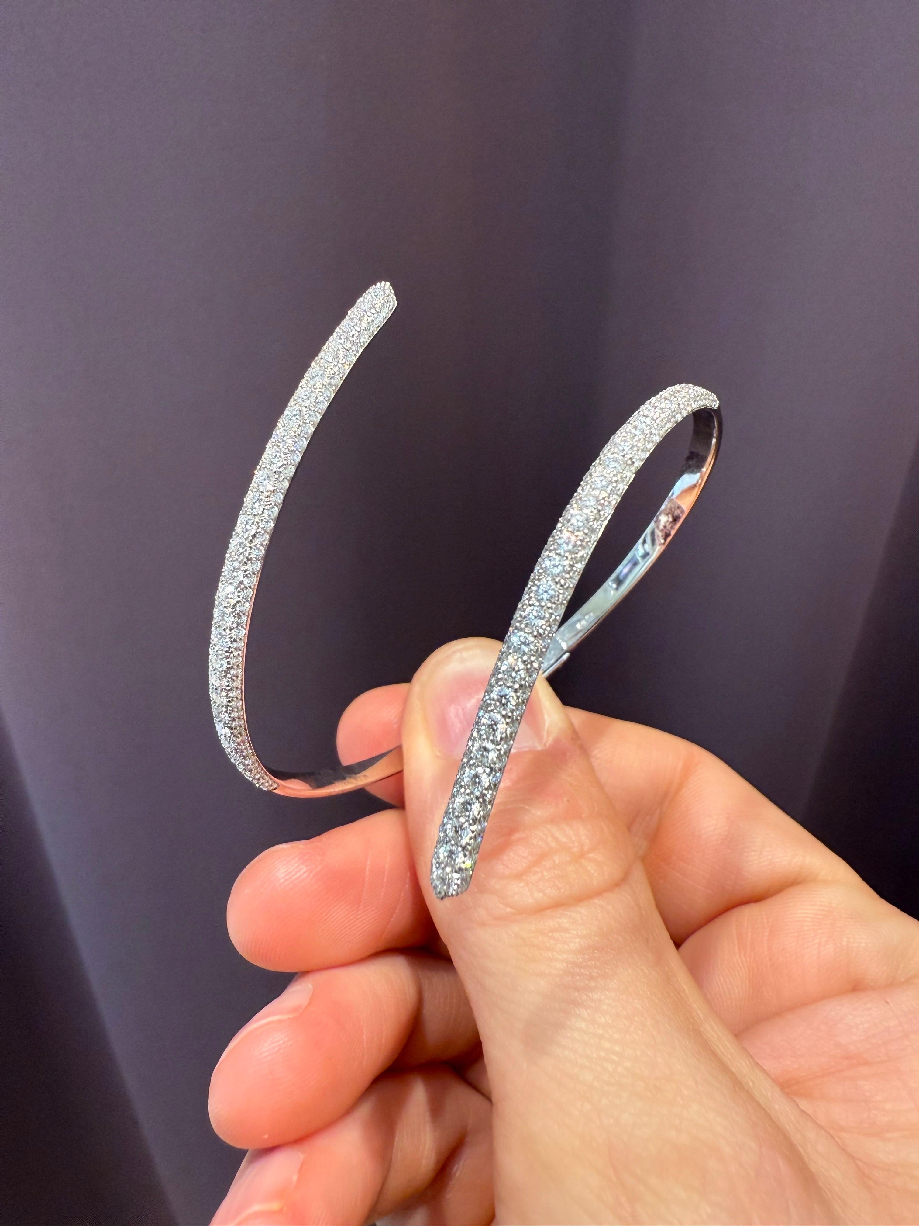 Armreif mit Diamanten in Weißgold gefasst (Rundschliff) im Angebot