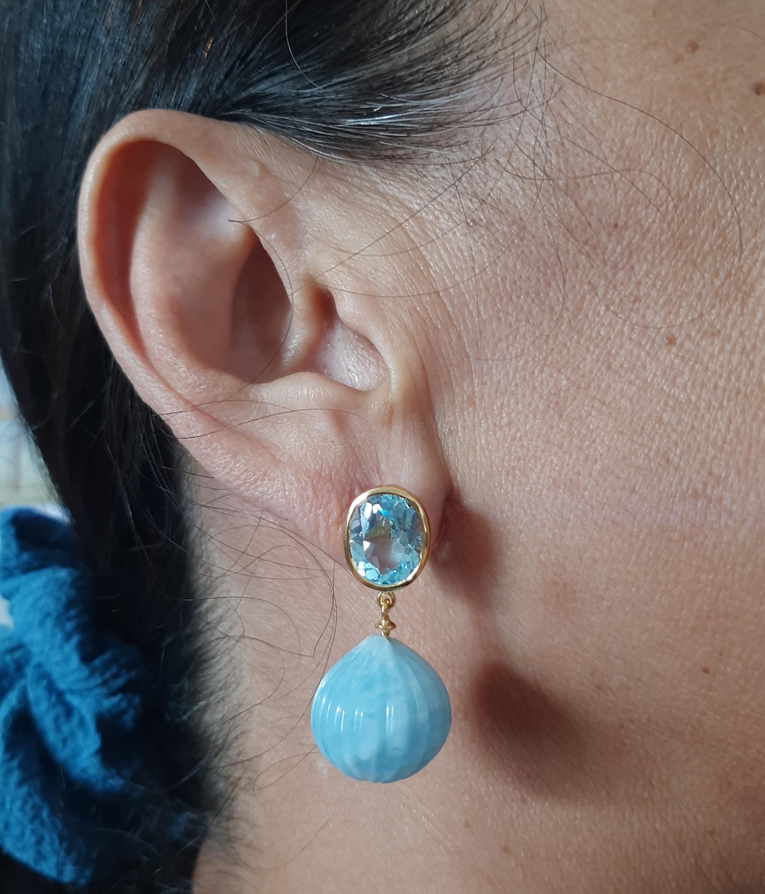 Simple chic  avec une paire de boucles d'oreilles à facettes  Topaze bleue de forme ovale de 8 x 10 mm sertie dans de l'or jaune massif 14 carats sur le dessus et 2 gouttes rondes d'aigue-marine véritable taillée en or jaune.  16 mm de diamètre sur