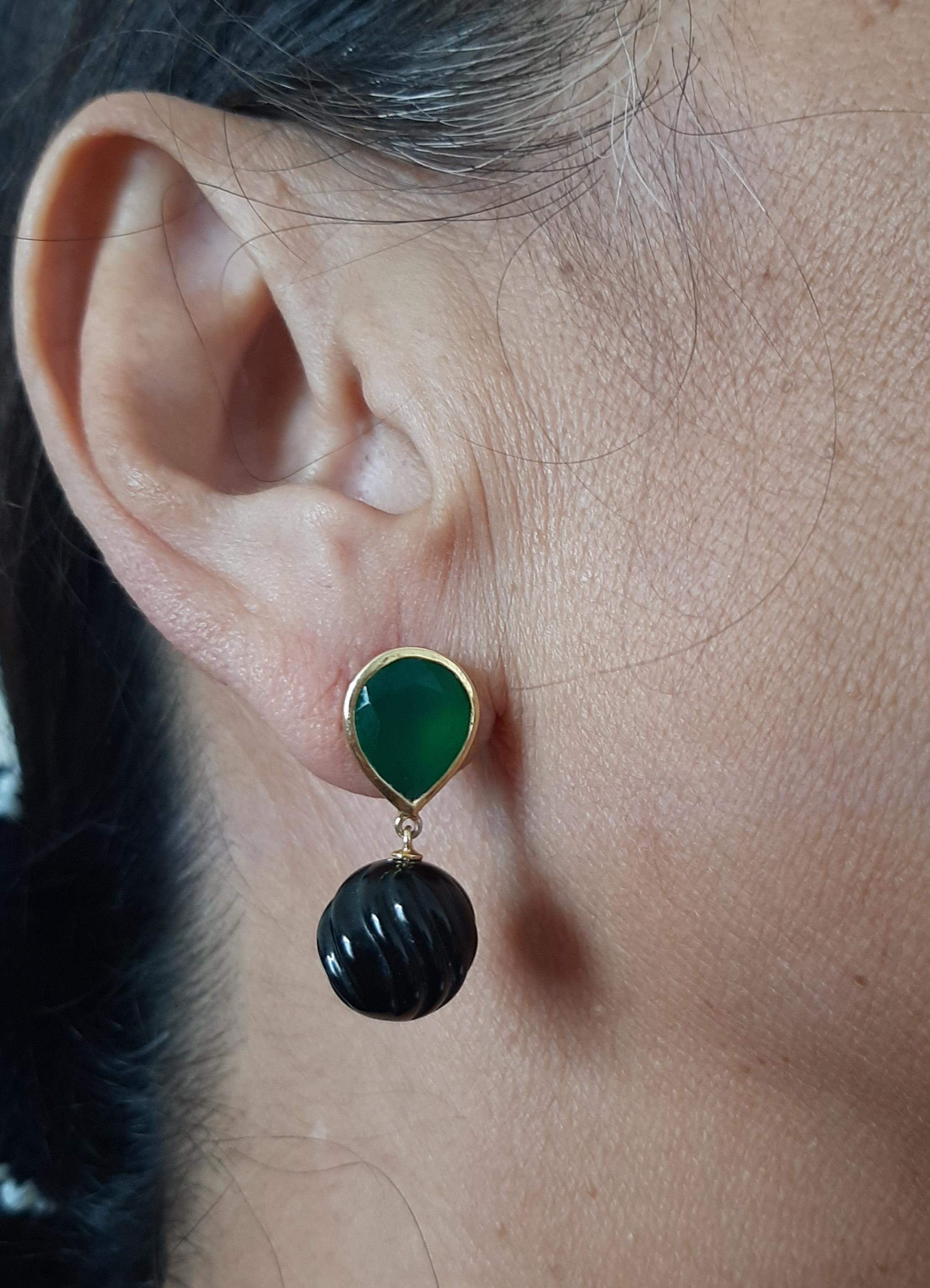 Einfach schick  Ohrringe mit einem Paar facettierter birnenförmiger grüner Onyxe der Größe 10 x 12 mm, gefasst in massivem 14-karätigem Gelbgold auf der Oberseite und 2 geschnitzten runden Tropfen aus schwarzem Onyx  12 mm Durchmesser an der