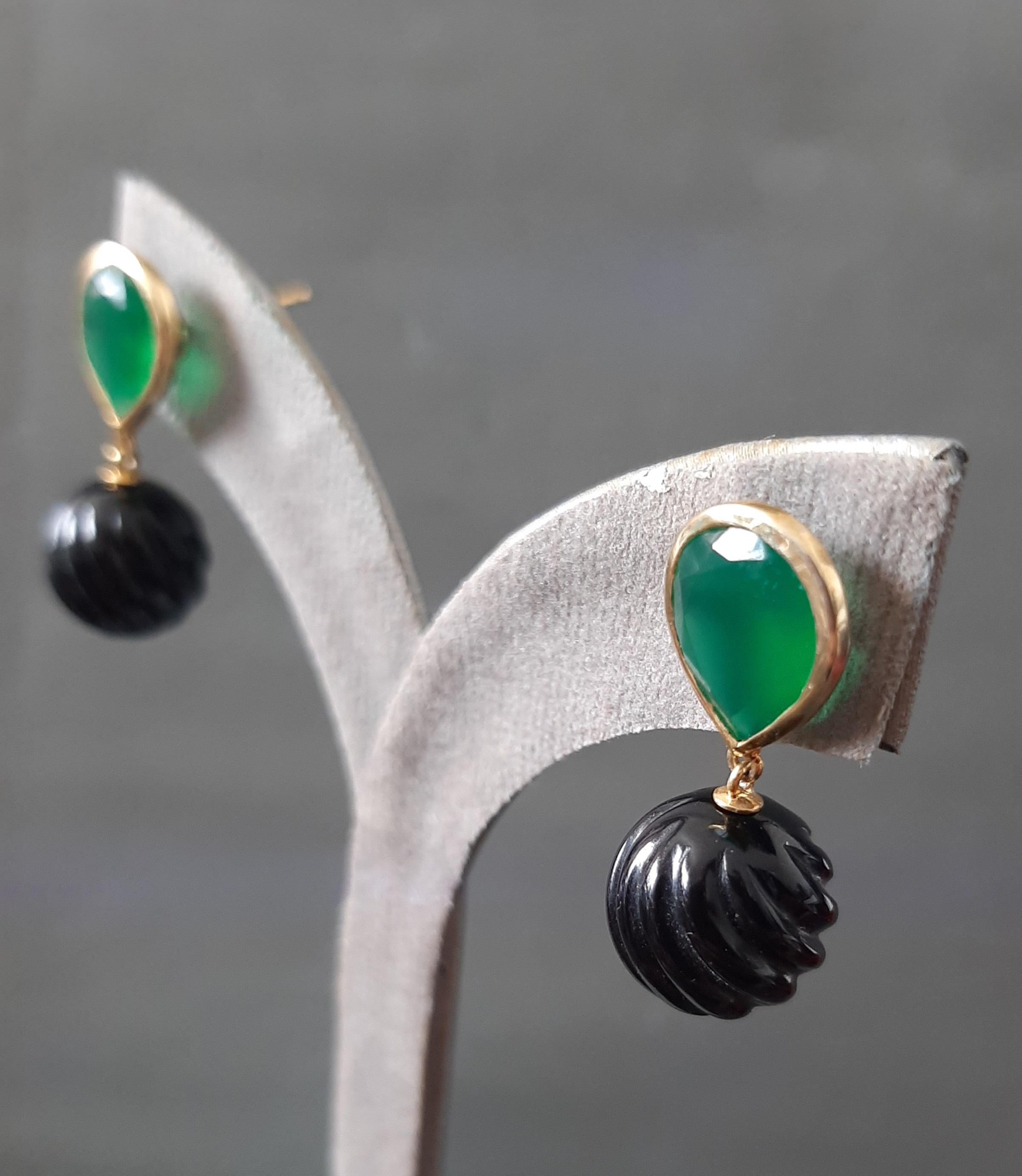 Grüner Onyx Facettiert Birne Form Geschnitzt Schwarzer Onyx Perlen 14k Solid Gelbgold (Kunsthandwerker*in) im Angebot